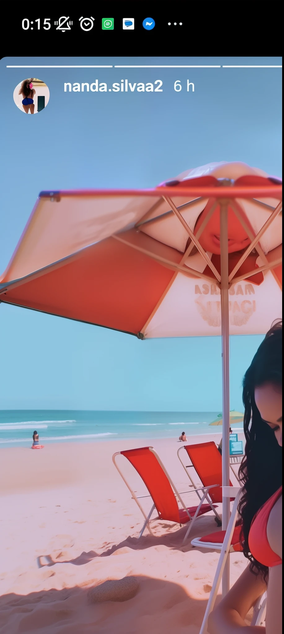 There's a woman in a bikini sitting on a beach chair, na praia, Filmagens de baixa qualidade, wearing pearl neon bikini, low quality video, em uma praia, posando em uma praia com o oceano, foto de praia, na praia, videoclipe, red bikini, beach aesthetic, in a bikini, Executando um videoclipe, Imagens da webcam, bikini