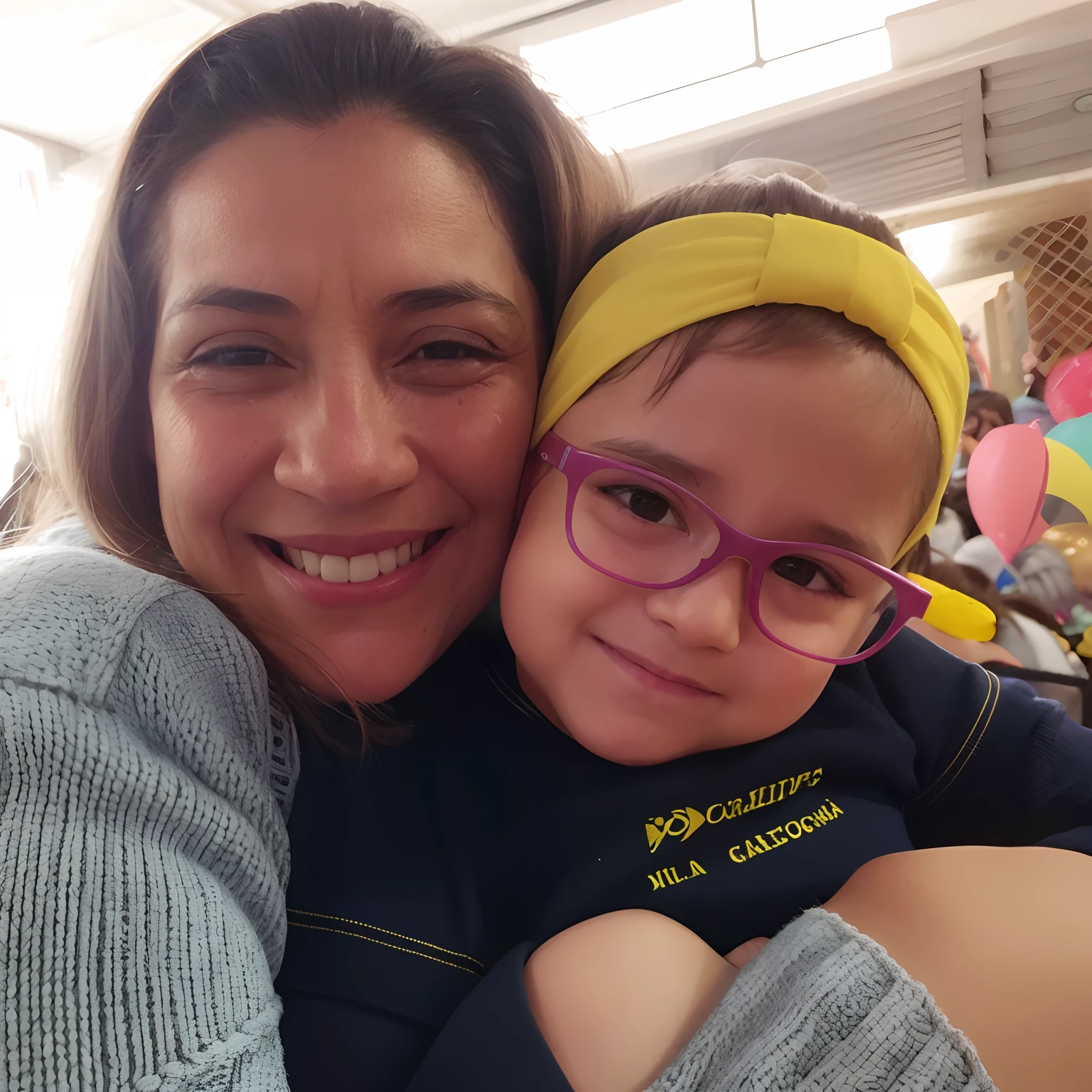 there is a woman and a child that are smiling for the camera, em roupas azuis e amarelas, Lorena Avarez, divertindo-se, rodopiando, cabrito, Caroline Gariba, with a kid, Karla Ortiz, Divirta-se, Directed by: Nandor Soldier, by Amelia Peláez, uma imagem, Jaqueline E