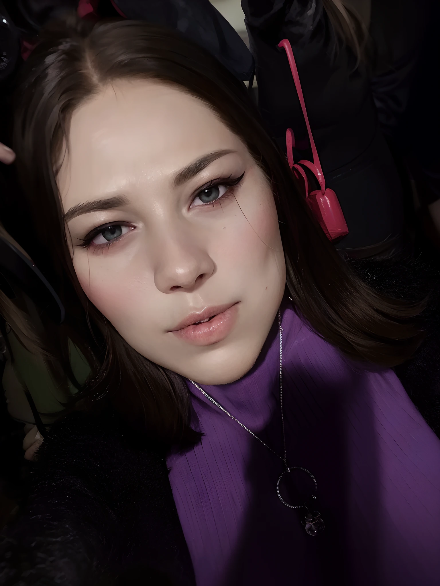 there is a woman that is taking a picture of herself, pale skin and purple eyes, maquiagem roxa, usando maquiagem profissional, Fotografia selfie 8k, olhos roxos brilhantes, rosto perfeitamente iluminado, com olhos roxos brilhantes, close up no rosto, imagem de qualidade muito baixa, olhos roxos com marcadores de olhos vermelhos, brincos enormes e maquiagem queer, olhos roxos elegantes