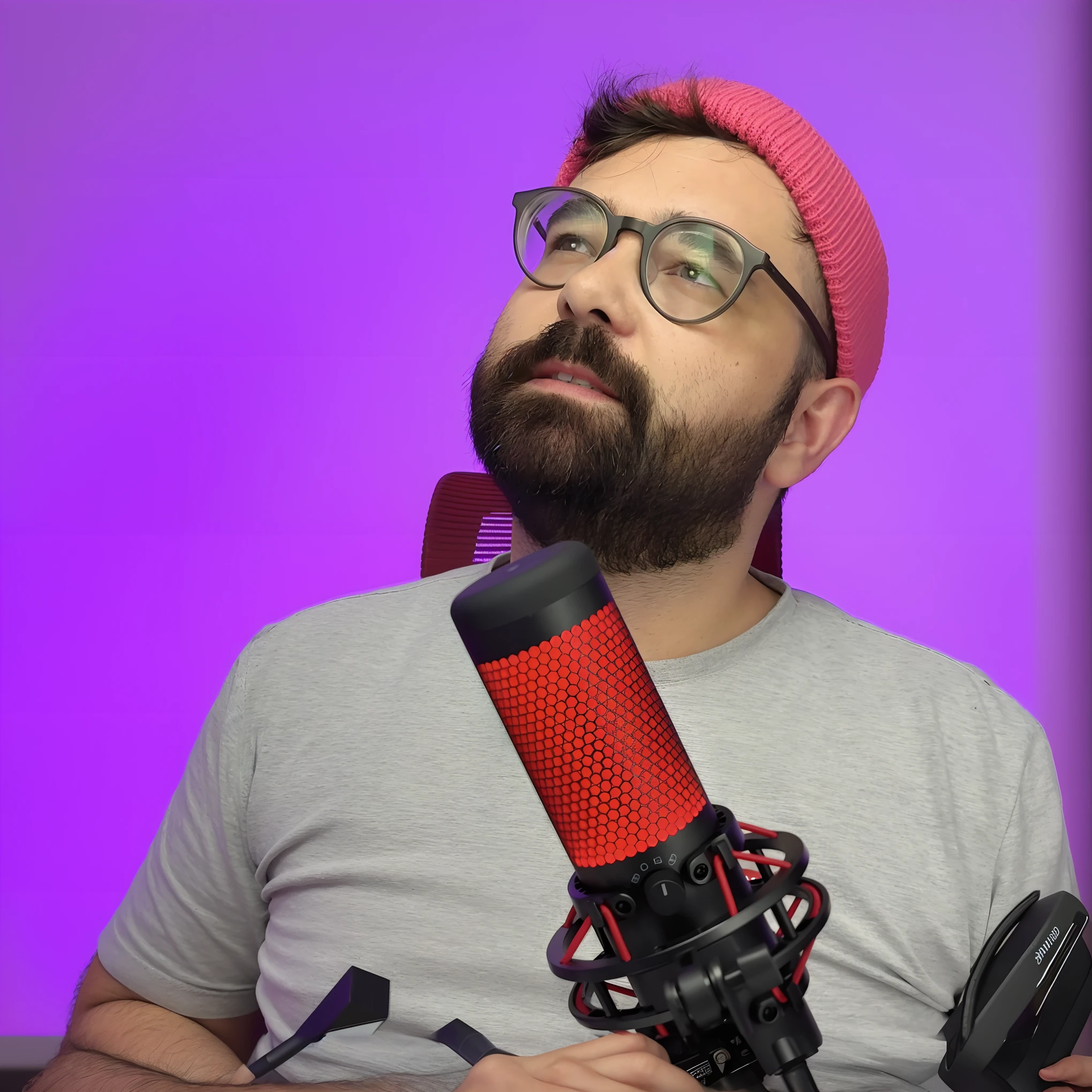 There's a man with a beard and glasses holding a microphone, sentado em frente a um microfone, h3h3, foto de perfil headshot, Atarracado, Streamer do Twitch / Jogador Ludwig, looking to the side off camera, Streamer do Twitch, taken in the early 2020s, retrato de alta qualidade, foto de perfil 1024px, Retrato tirado 8 K