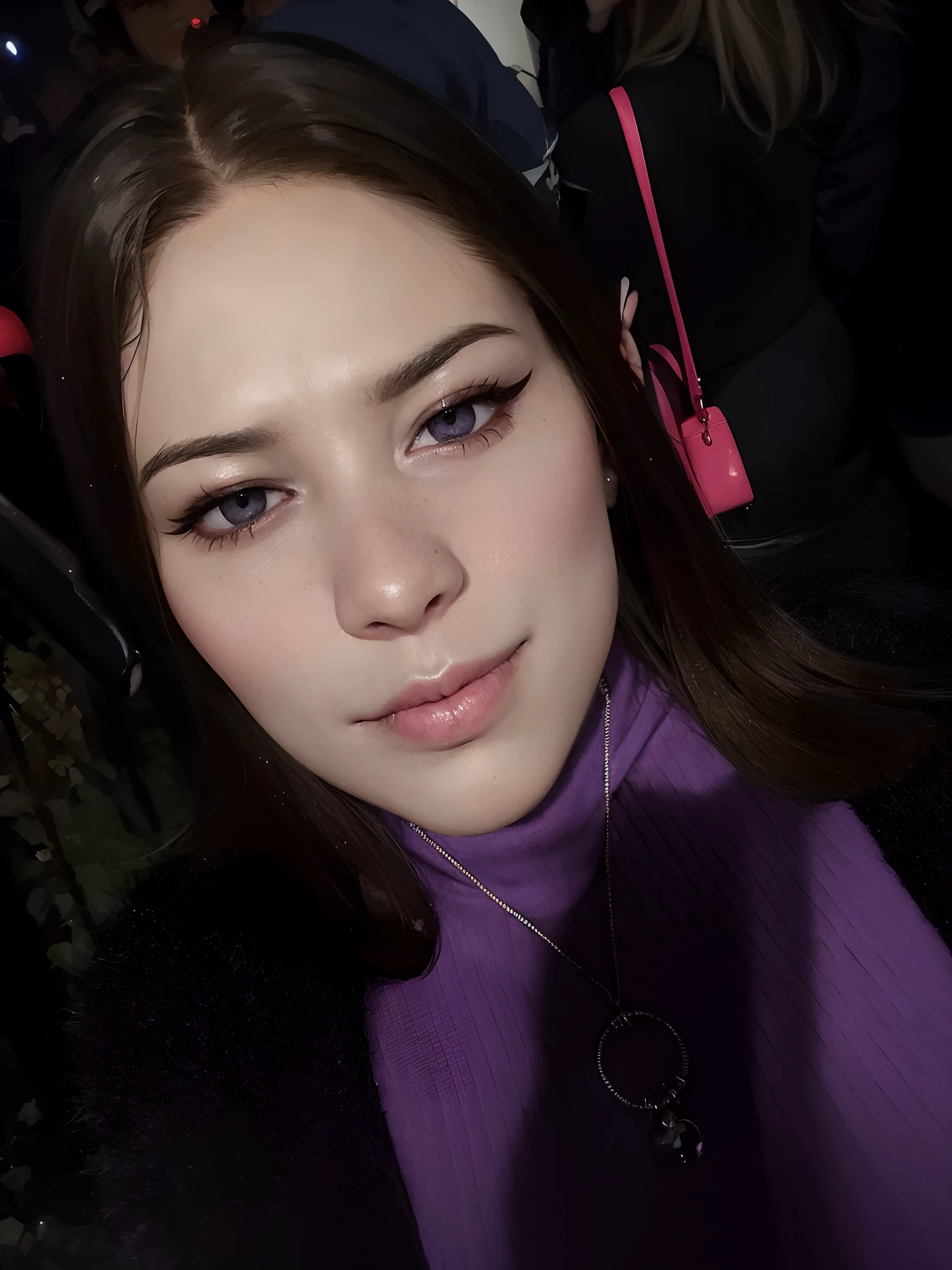there is a woman that is taking a picture of herself, pale skin and purple eyes, maquiagem roxa, usando maquiagem profissional, Fotografia selfie 8k, olhos roxos brilhantes, rosto perfeitamente iluminado, com olhos roxos brilhantes, close up no rosto, imagem de qualidade muito baixa, olhos roxos com marcadores de olhos vermelhos, brincos enormes e maquiagem queer, olhos roxos elegantes