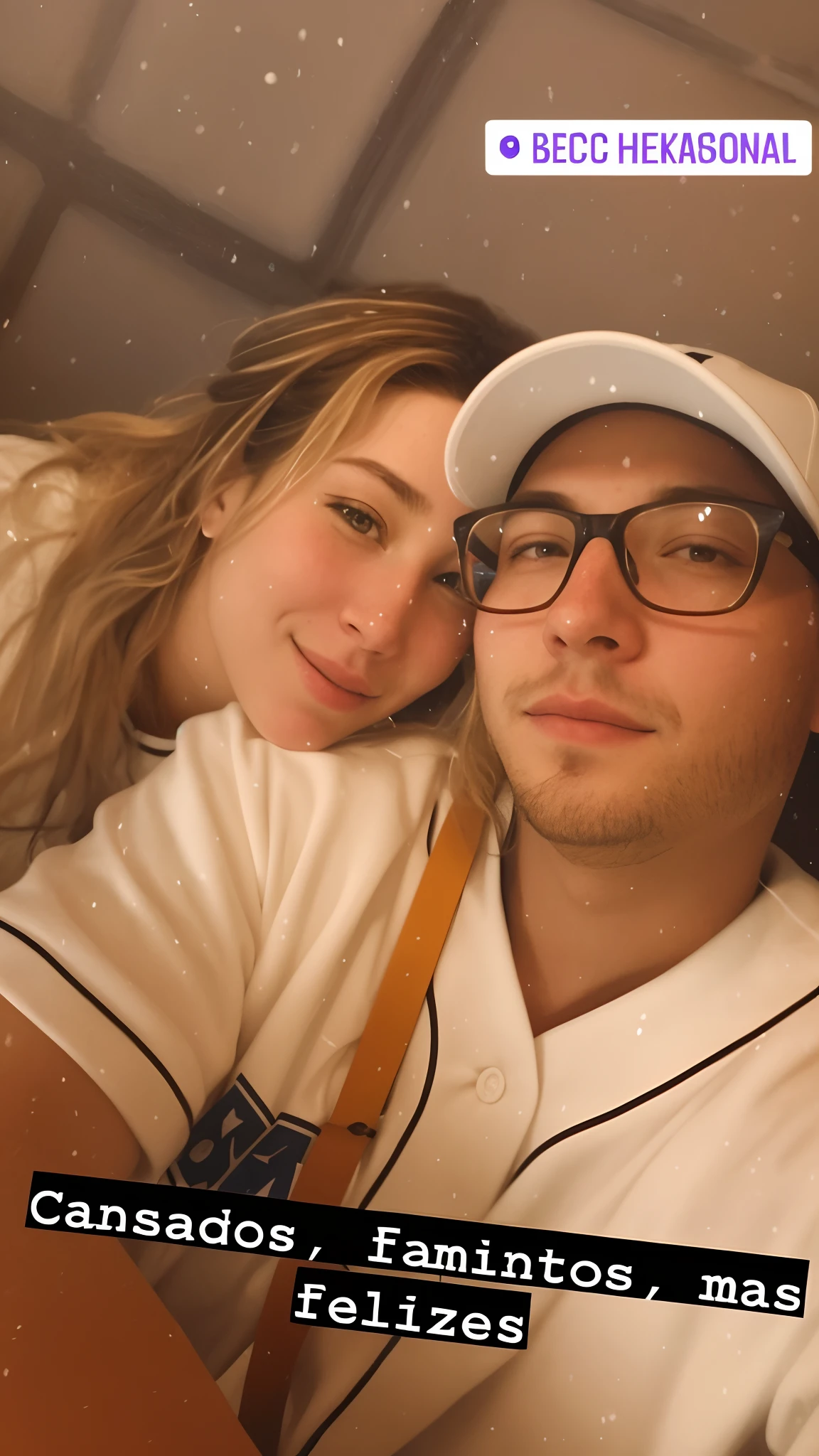 They are posing for a selfie in the snow with a baseball player, James Jean e Petra Cortright, imagem de perfil, foto de perfil, foto do perfil, vacation photo, foto de perfil, Fotografia selfie 8k, Phil Noto e James Jean, imagem de qualidade muito baixa, momma and papa, James Jean e Jenny Saville, foto do snapchat, # GlazersOut