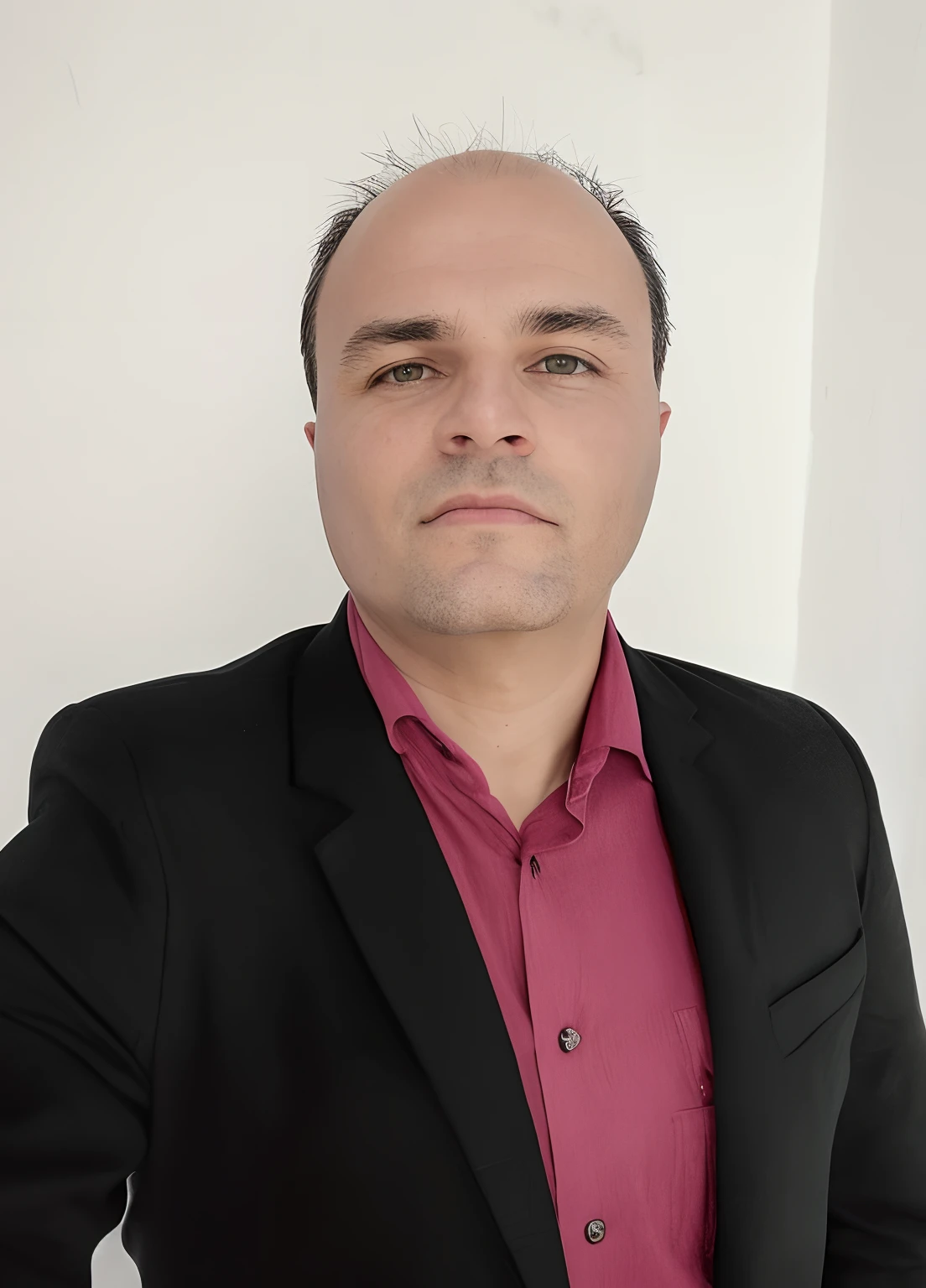 Homem de jaqueta preta e camisa rosa posando para uma foto, david rios ferreira, ástor alexander, Simon Hollosy, edin durmisevic, Tomasz Strzalkowski, Cristi Balanescu, Zdzislaw Beksinsk, ignacio fernandez rios
