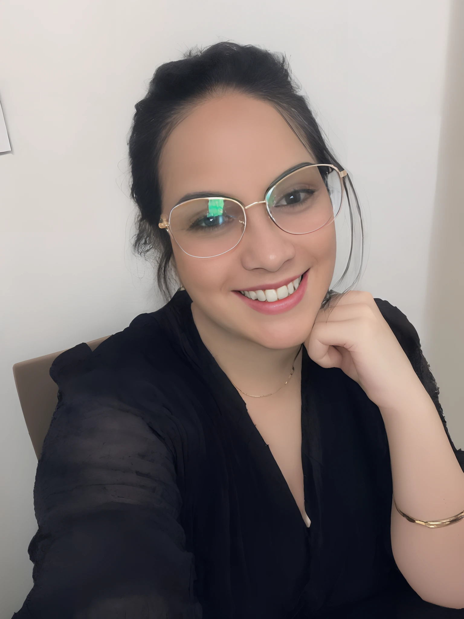 Smiling woman with glasses and a black top sitting at a table, Alanis Guillen, imagem de perfil, Lorena Avarez, fernanda suarez, Mulher de 30 anos, 3 0 anos de idade mulher, Karla Ortiz, wavy long black hair and glasses, wearing gold glasses, foto de perfil headshot, thick glasses, Violeta Myers, wearing black rimmed glasses