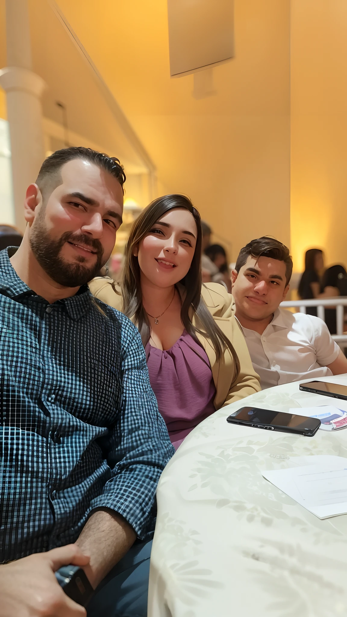 There are three people sitting at a table with a cell phone, marido esposa e filho, imagem de perfil, imagem de qualidade muito baixa, Family photo, foto do perfil, Directed by: Nandor Soldier, divertindo-se, foto de baixa qualidade, Happy family, family dinner, Foto do perfil, Foto realista, bela foto, Lorena Avarez, todo mundo se divertindo