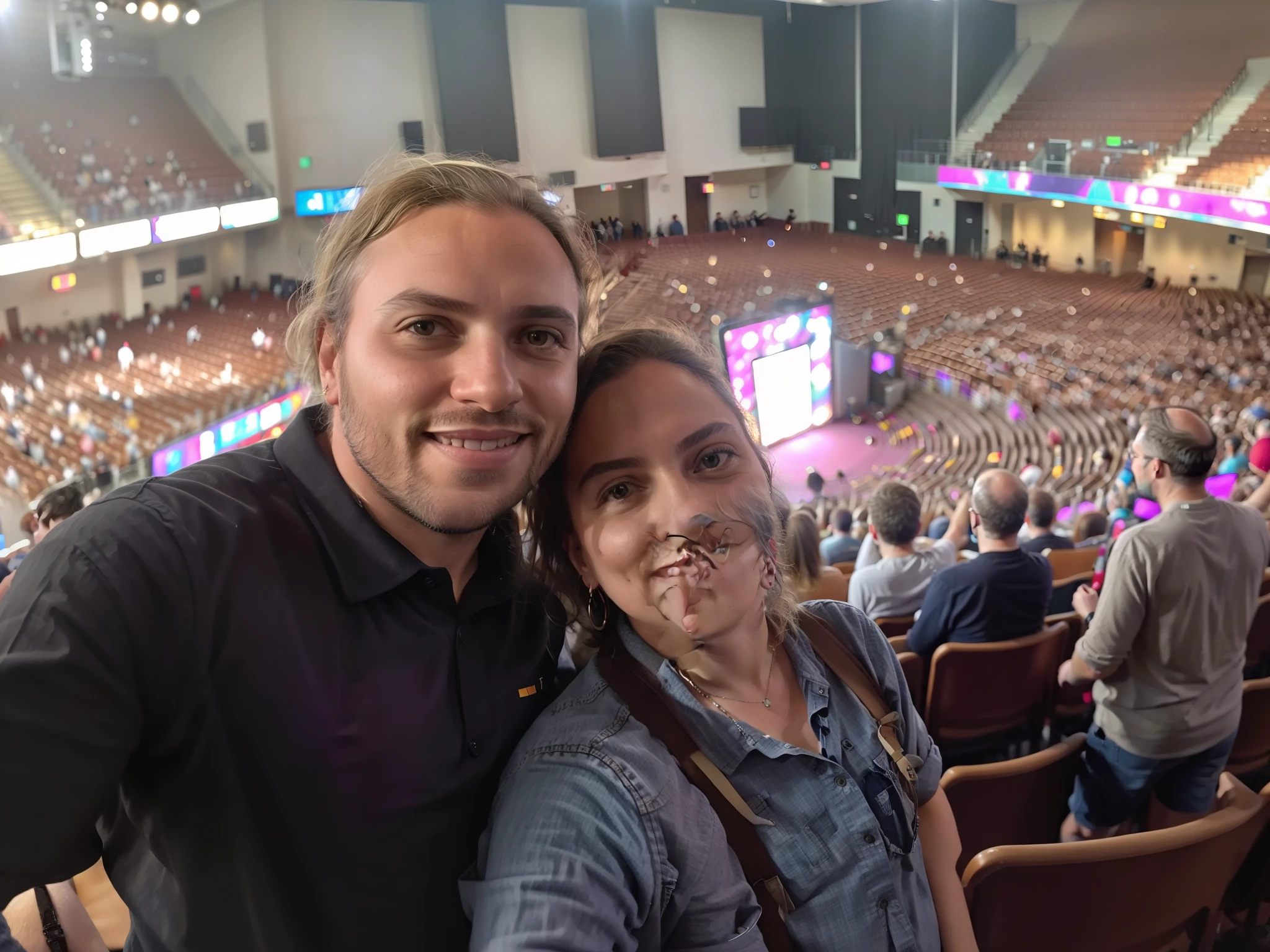 There are two people standing in a large auditorium with a crowd, audience selfie, foto de 2022, Fotografia tirada em 2 0 2 0, foto do concerto, taken in the early 2020s, instagram post, imagem de perfil, Beautiful, fotografia tirada em 2 0 2 0, divertindo-se, EUA-Set 20, 🌻🎹🎼