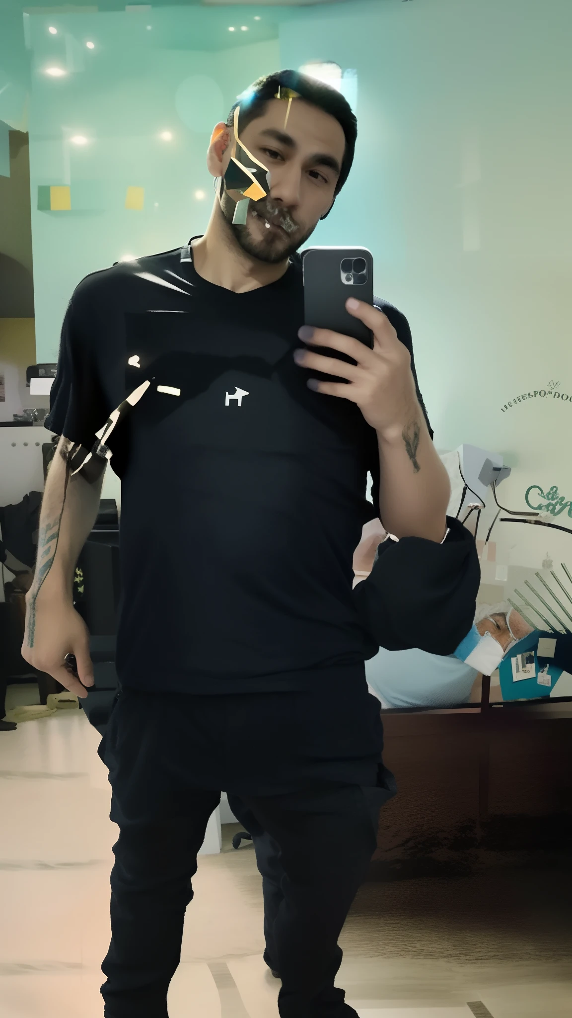 there is a man taking a selfie in a mirror, imagem de corpo inteiro, foto fit, full body camera shot, corpo inteiro!, vestindo camiseta preta, imagem desfocada, full body profile camera shot, foto da roupa, traje: soprar, corpo inteiro, 2 3 anos, uniforme completo, he is wearing a black t-shirt, 2 7 anos, tiro de corpo inteiro!!