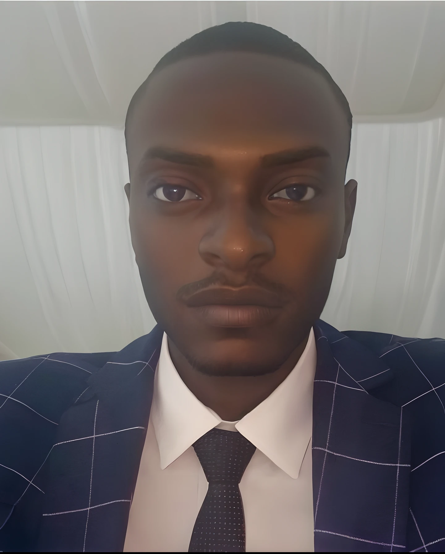 Um homem de 34 anos sentado no carro, com oculos escuros, cabelo preto, Wearing suspenders and tie, Facial features, qualidade de imagem realista, um homem negro.