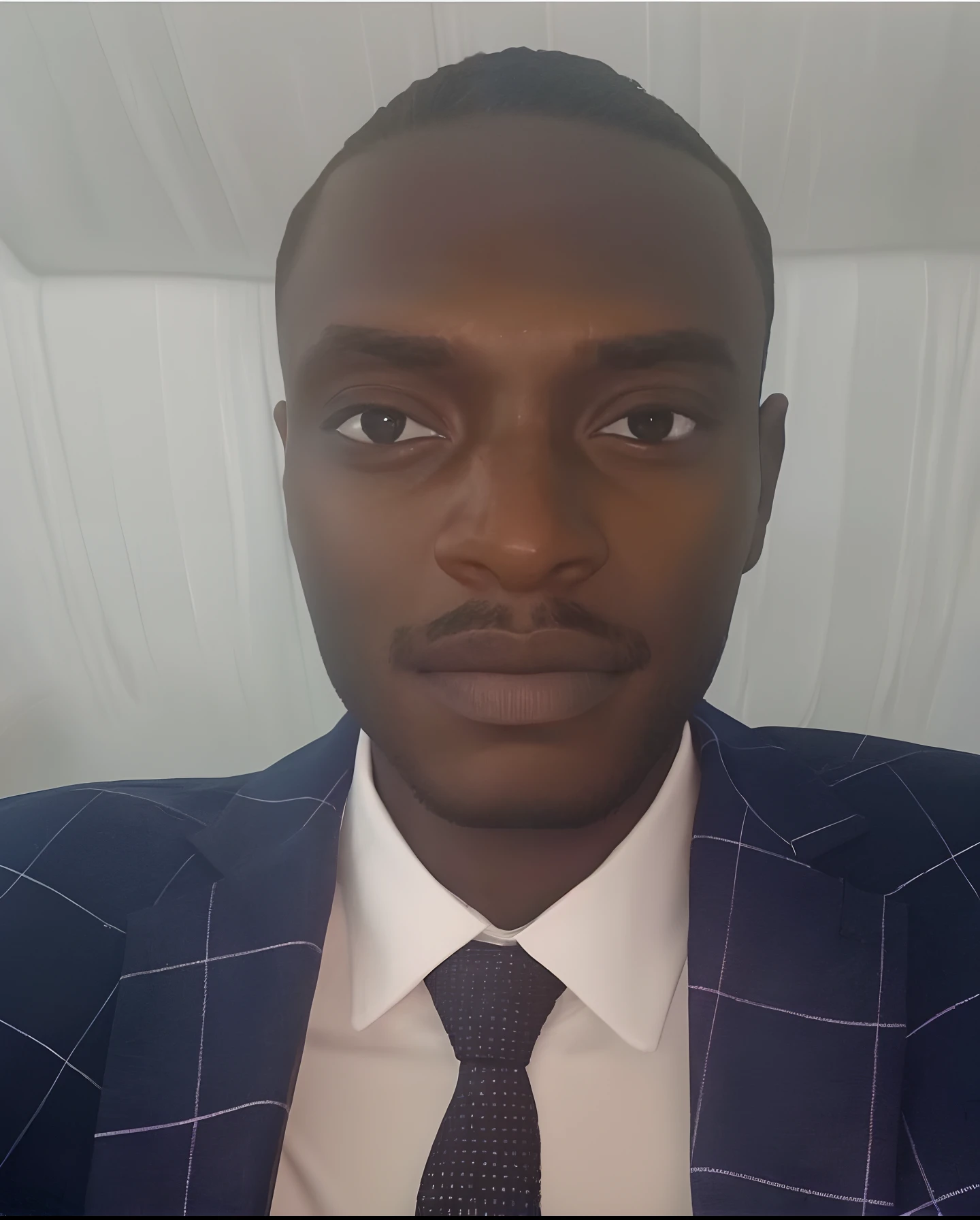 Um homem de 34 anos sentado no carro, com oculos escuros, cabelo preto, Wearing suspenders and tie, Facial features, qualidade de imagem realista, um homem negro.