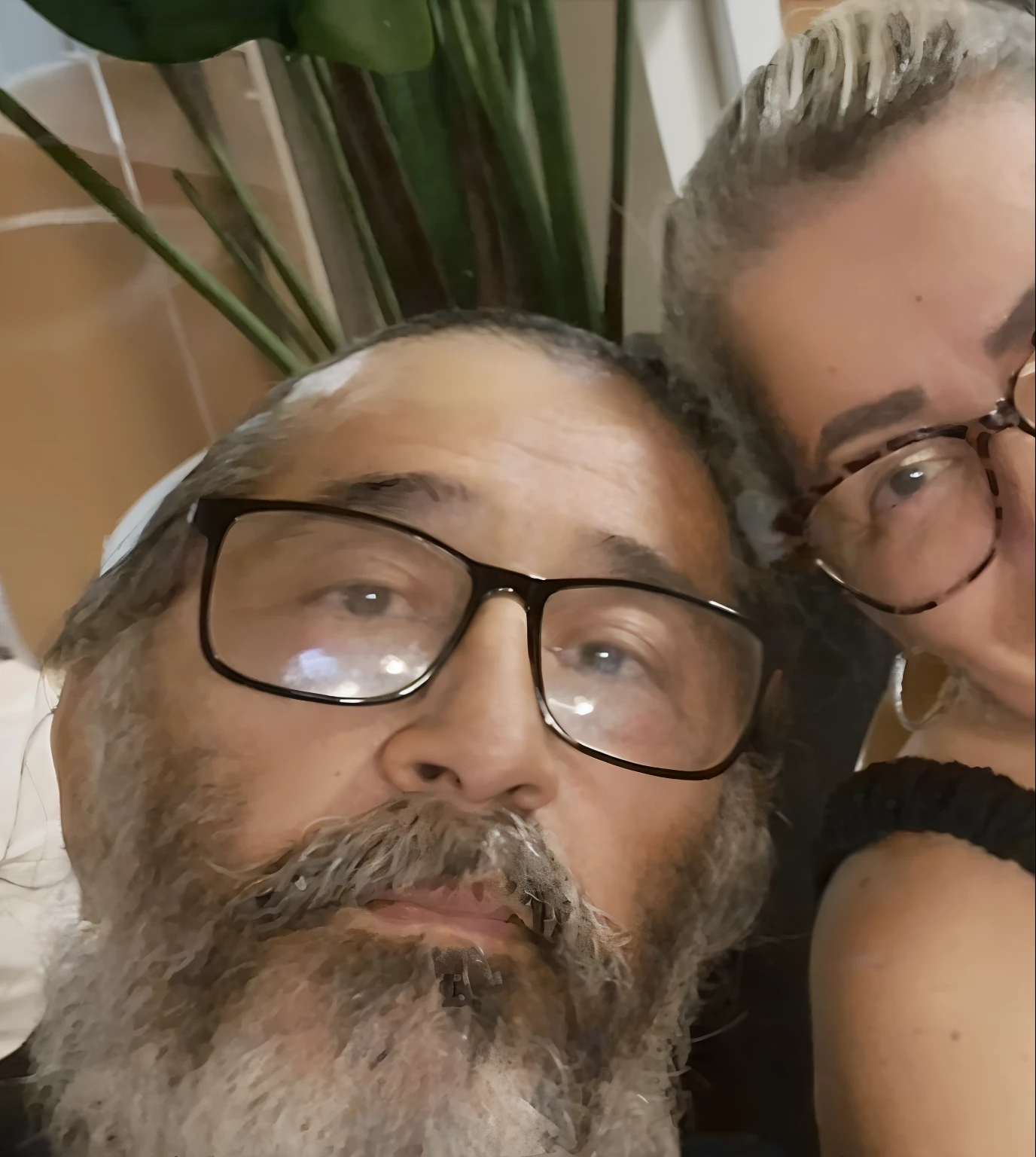 There are two people who are sitting together on a couch, momma and papa, imagem de perfil, 5 5 I, Directed by: Nandor Soldier, 4 5 I, por Fede Galicia, Fotografia tirada em 2 0 2 0, Casal feliz, taken in the early 2020s, Noite!, foto do perfil, foto de perfil, they are in love