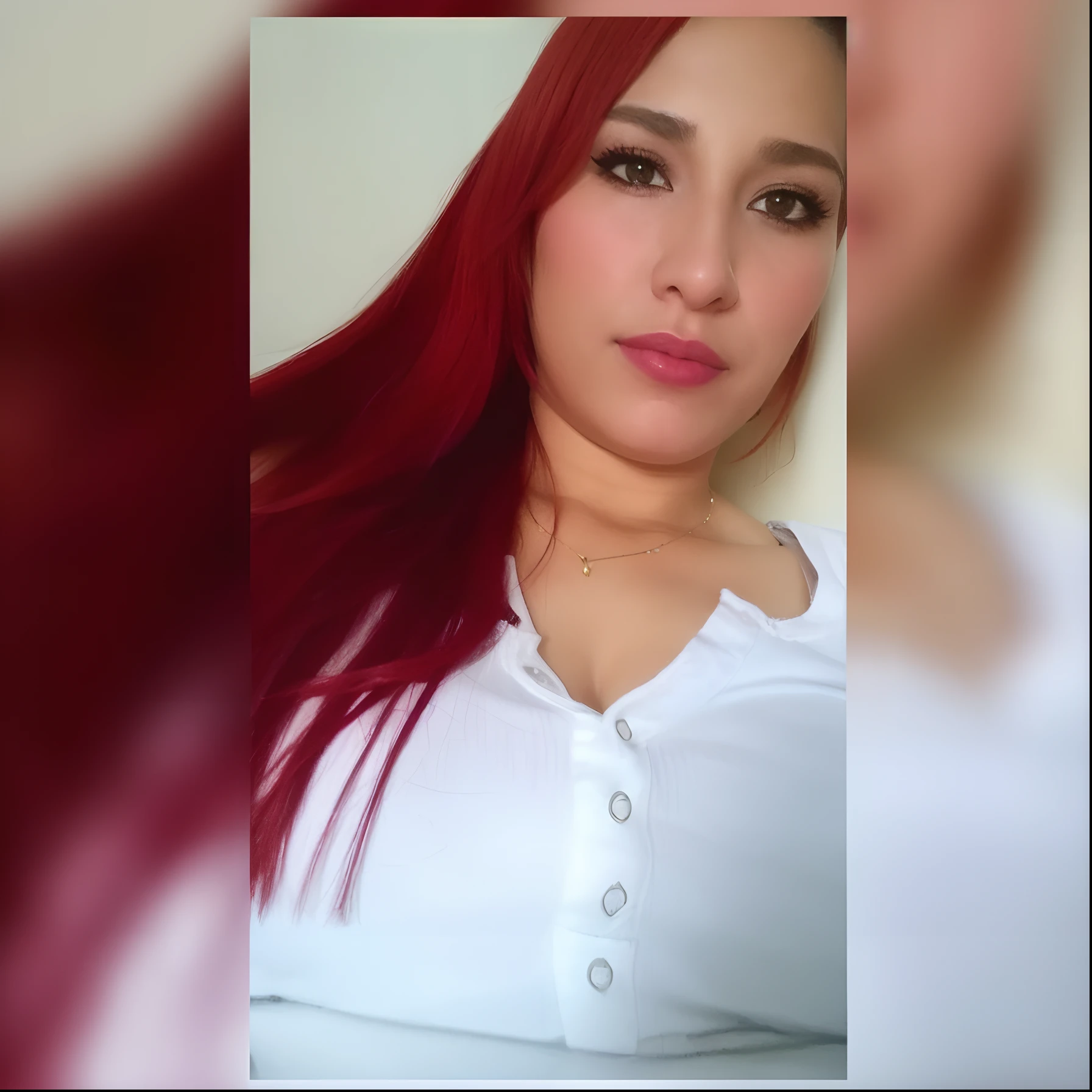 um close up de uma mulher com cabelos ruivos e uma camisa branca, Lorena Avarez, Mulher de 30 anos de Cuba, Estefania Villegas Burgos, 3 0 anos de idade mulher, Mulher de 30 anos, ela tem cabelos ruivos, com cabelos ruivos, o extremamente quente e sexy, 1614572159