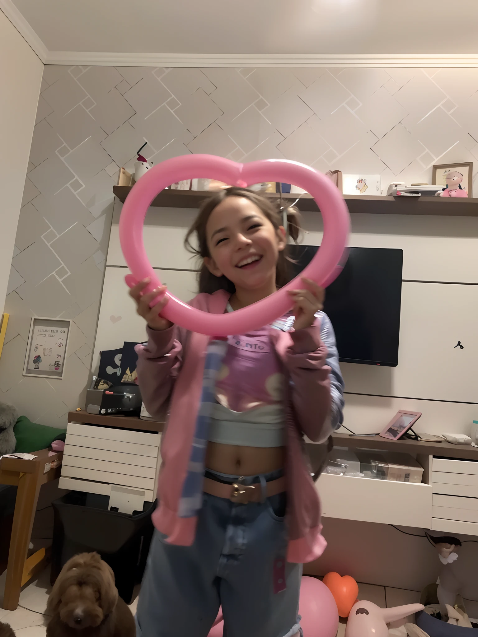 There is a little girl holding a pink heart-shaped object in her hands, holding a balloon, Parece Fabiula Nascimento, imagem em forma, imagem de qualidade muito baixa, em seu quarto, Directed by: Nandor Soldier, heart shaped face, Tomado com Sony Alpha 9, ela expressando alegria, she is smiling and excited, Foto 3D, Foto 3D