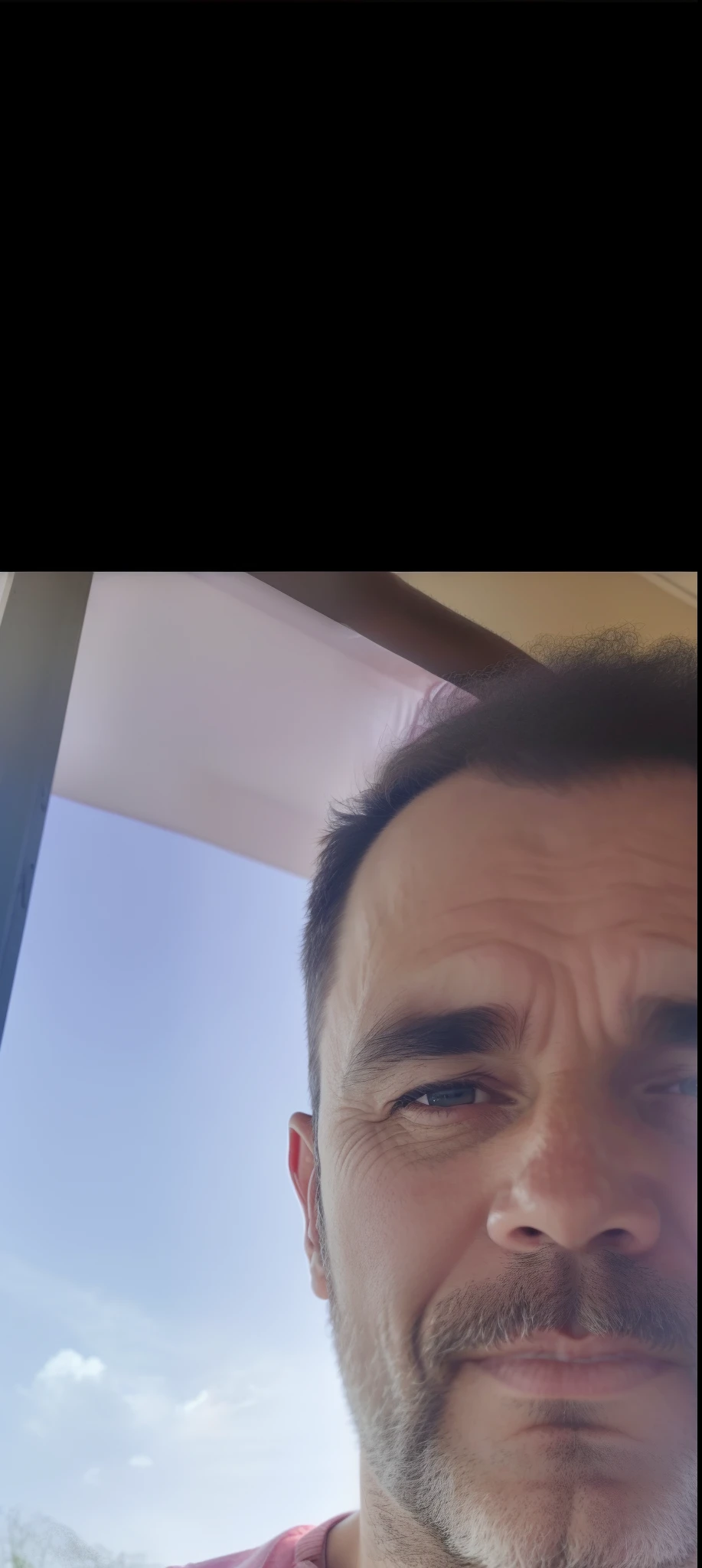 there is a man with a beard and a pink shirt, foto de um homem branco de 50 anos, Homens de 45 anos, 4 5 I, Homem de 4 0 anos, 3/4 perfil, taken in the early 2020s, Thierry Doizon, Michel - Anjo 8K, imagem de perfil, Homem de 5 0 anos