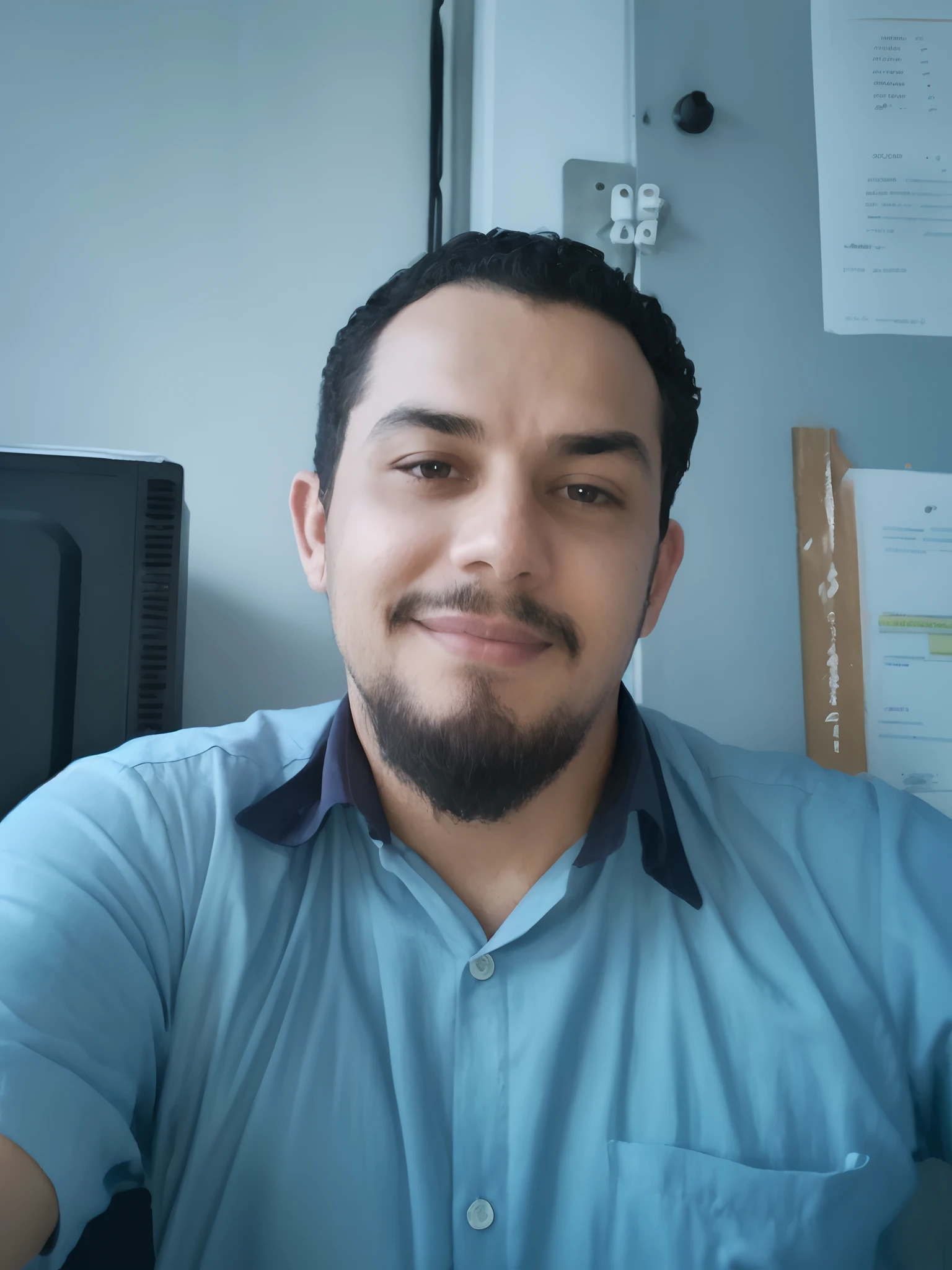 Homem com barba e camisa azul sentado em frente a um computador, david rios ferreira, zigor samaniego, andres rios, victor maristane, Jose Miguel Romano Francisca, juan diaz canales, Foto realista, Carmelo Blandino, imagem de qualidade muito baixa, Salustiano Garcia Cruz, Arauto Ortega, Alex