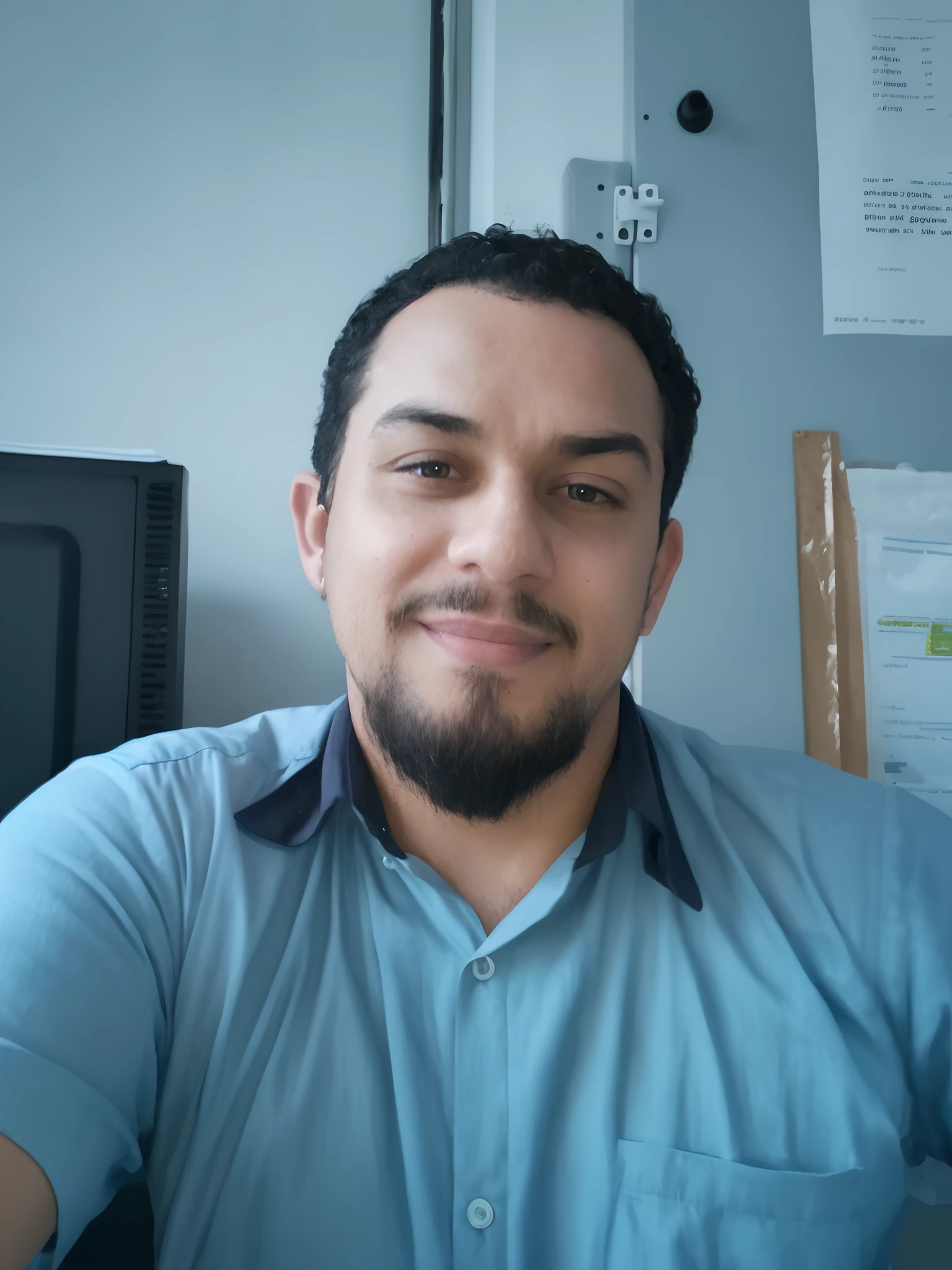 Homem com barba e camisa azul sentado em frente a um computador, david rios ferreira, zigor samaniego, andres rios, victor maristane, Jose Miguel Romano Francisca, juan diaz canales, Foto realista, Carmelo Blandino, imagem de qualidade muito baixa, Salustiano Garcia Cruz, Arauto Ortega, Alex