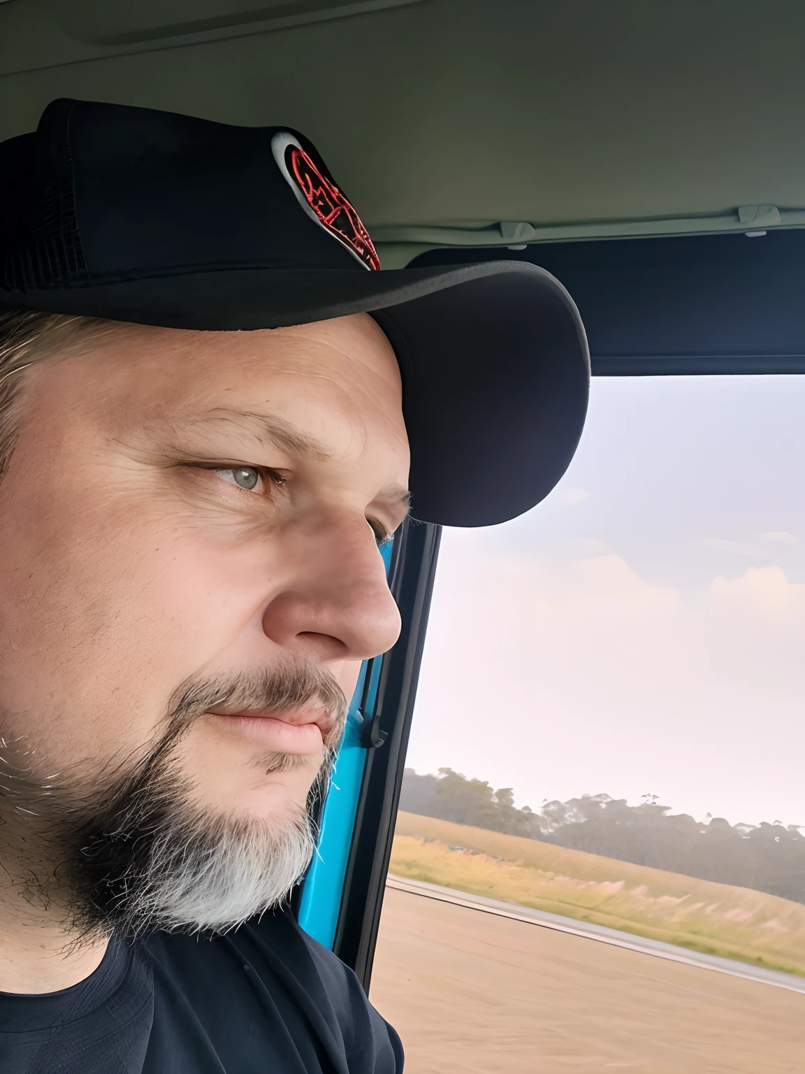 there is a man with a beard and a hat on, Looking away from the camera, looking away from camera, Desviando o olhar do espectador, looking to the side off camera, com restolho limpo, olhando para o lado, olhando para longe, olhando para o lado, staring into the distance, Forrest em segundo plano, olhando para a sua esquerda