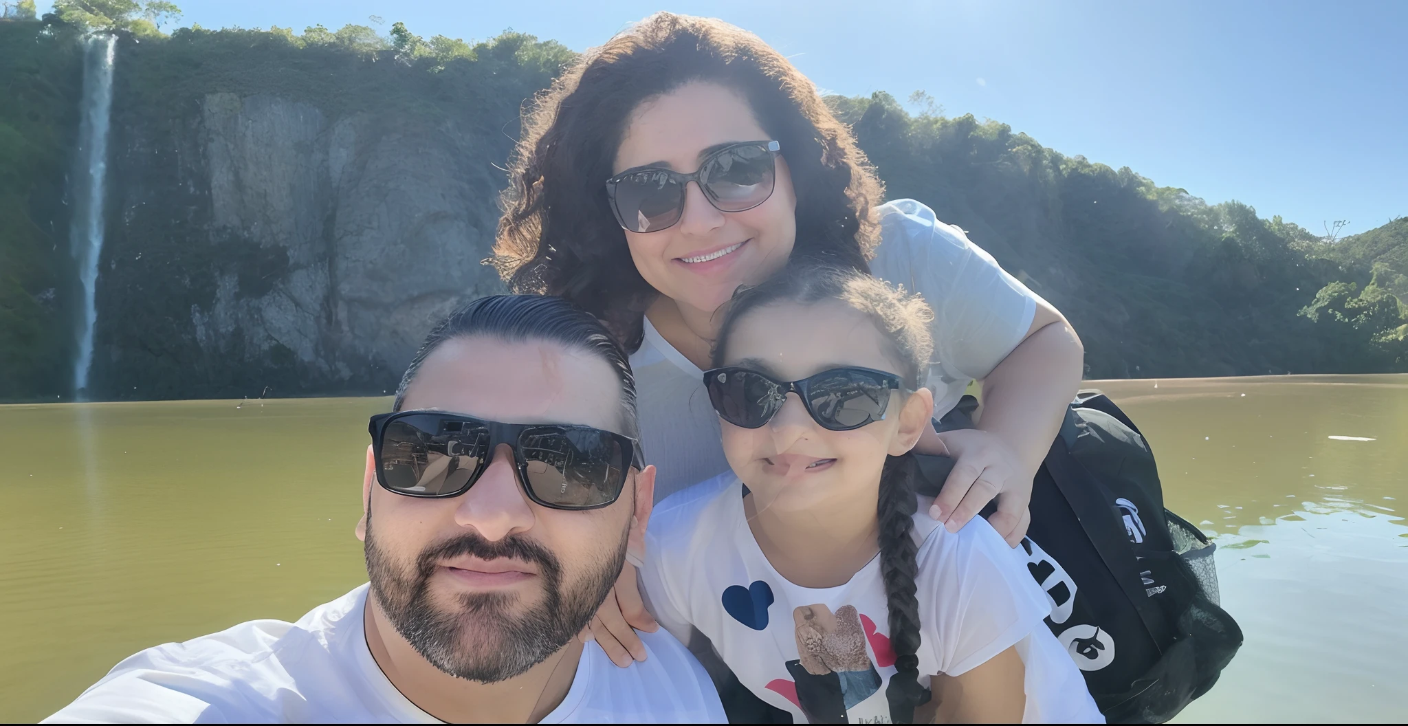 there are two adults and a child posing for a picture, Family photo, divertindo-se, Happy family, family portrait, Alanis Guillen, slide show, photo shoot, 4 k post, Postagem 4k, tirado no iphone 14 pro, Karla Ortiz, taken in the early 2020s, imagem de perfil, imagem de qualidade muito baixa
