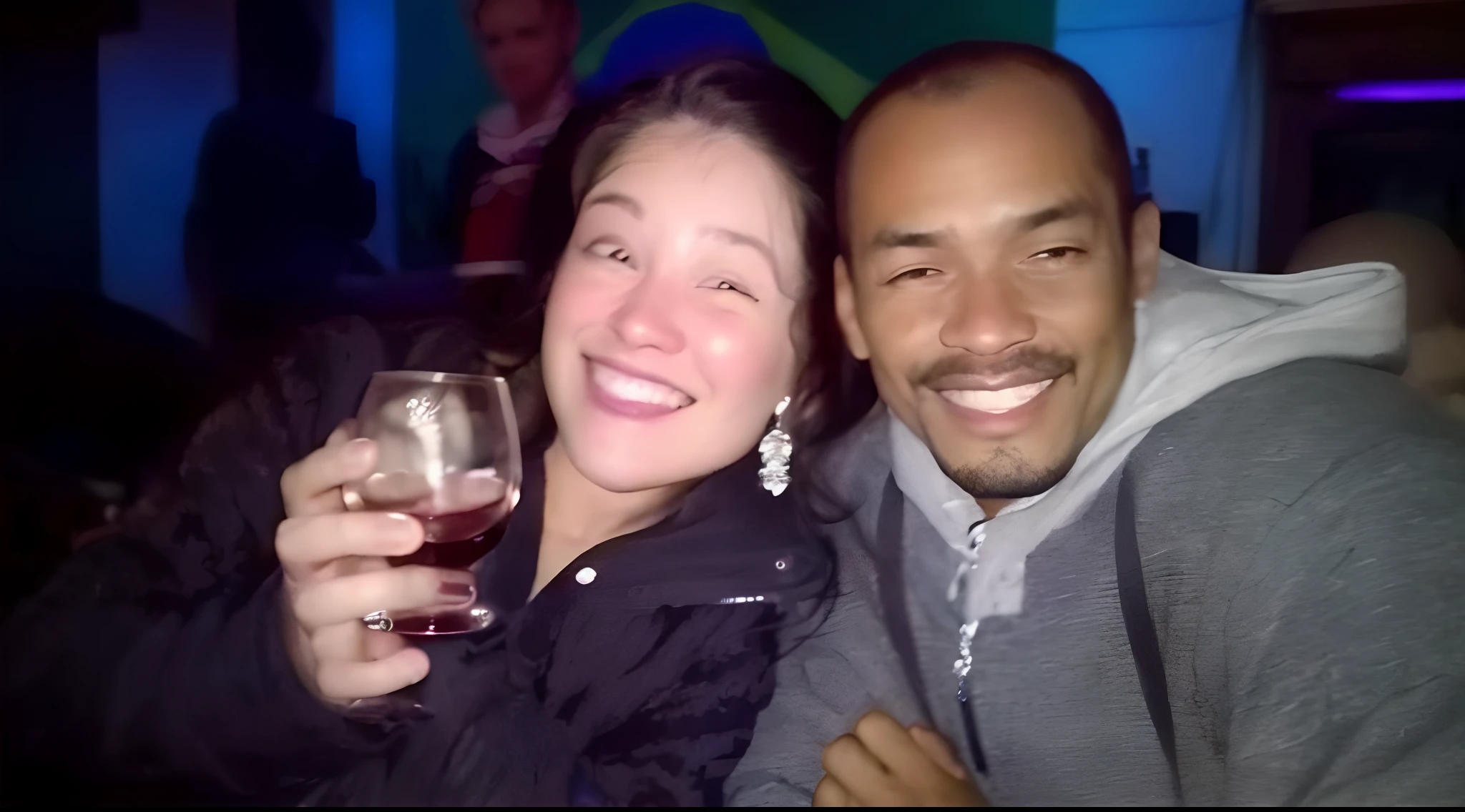 Smiling couple holding a glass of wine at a party, Noite!, imagem de perfil, foto do perfil, Directed by: Nandor Soldier, Directed by: Willian Murai, nigth, Com Godray, Wining, non blurry, Casal feliz, com uma bebida, at night, belos arredores, Beto Val, night time, obrigada