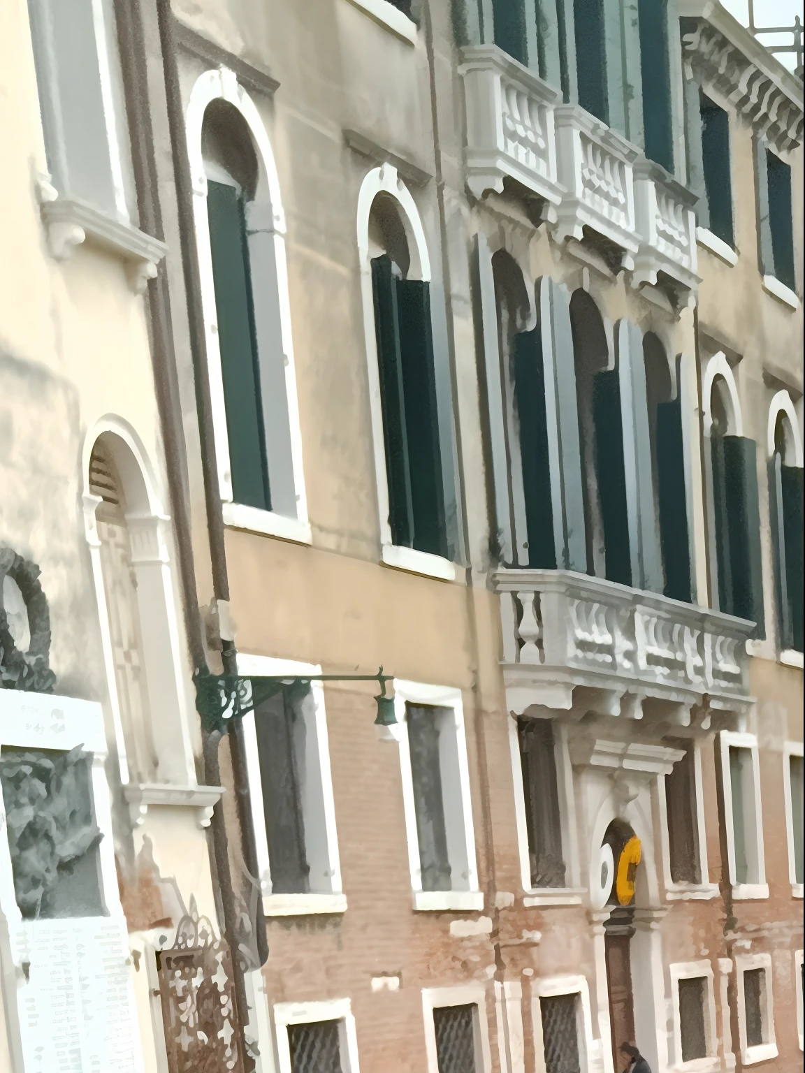 There are two people taking a selfie in front of a channel, Canais, canal, vacation photo, EUA-Set 20, 🤬 🤮 💕 🎀, Indigo! e vermelho veneziano!, na rua da cidade, Italy, vagando pela cidade, Veneza, no meio da cidade, Selfie, turistas em segundo plano, foto muito precisa.