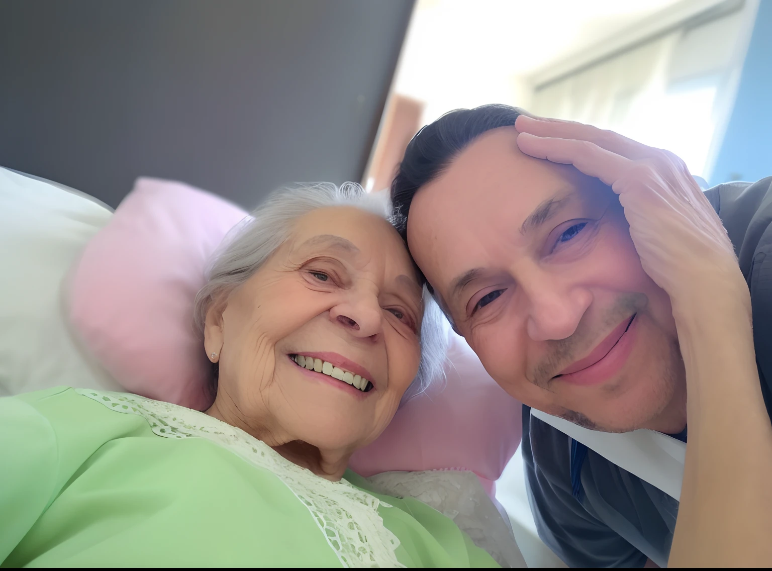 Homem e mulher sorridentes na cama do hospital com um paciente, foto Selfie, Selfie, Reconfortante, momma and papa, beautiful angle, an amazing photo, Jose Miguel Romano Francisca, ele tem cerca de 8 0 anos de idade, foto do telefone, frail, bela foto, foto do snapchat, last selfie ever taken, the last selfie ever taken, looking the camera, Foto POV