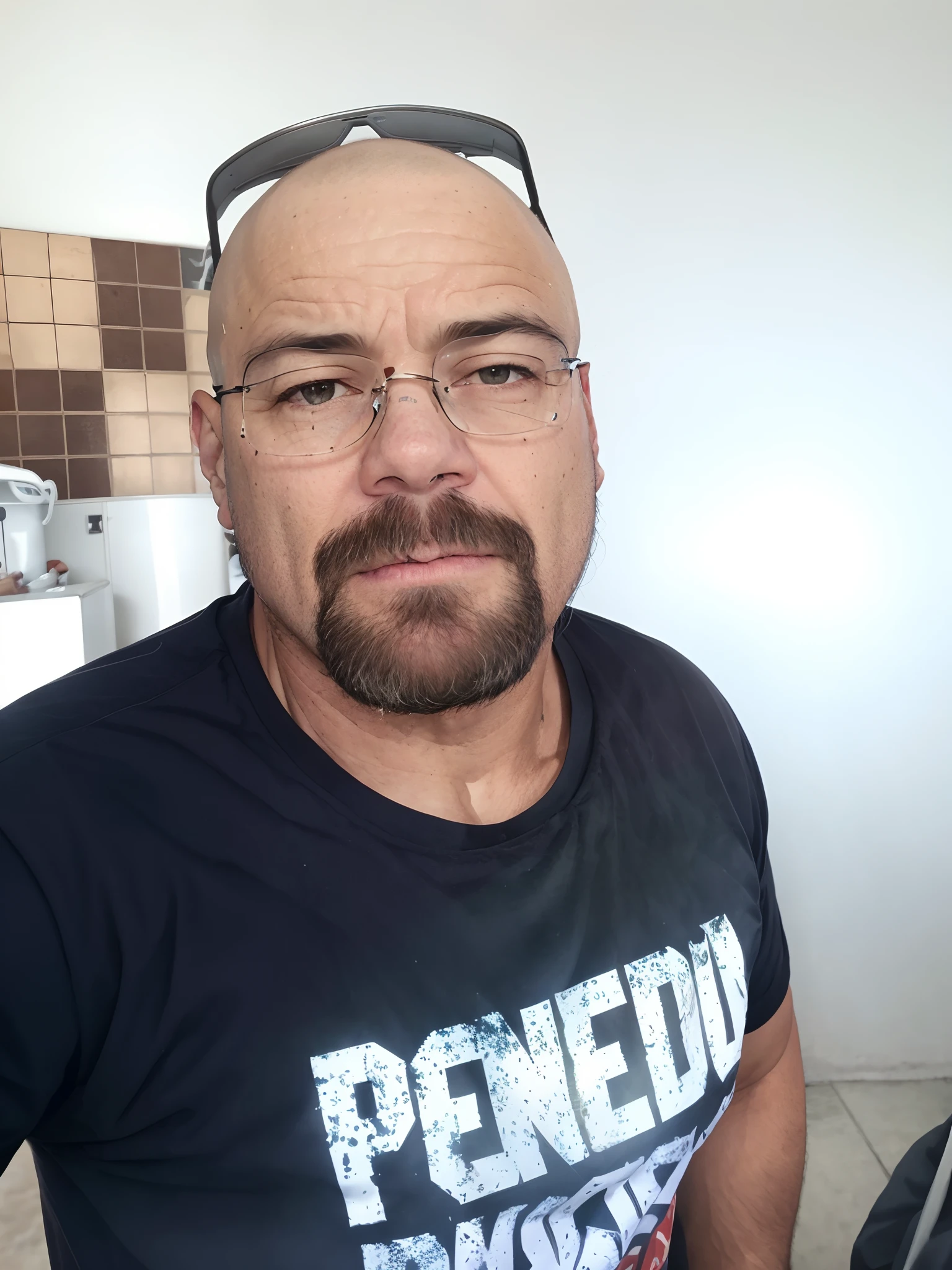 There is a man with a bald head and beard wearing a black shirt, Homens de 45 anos, david rios ferreira, Foto realista, (38 anos), Homem de 4 0 anos, Fotografia selfie 8k, 38 anos, ele tem cerca de 40 anos, ele tem cerca de 4 0 anos de idade, Ronaldo Nazario Fenomeno