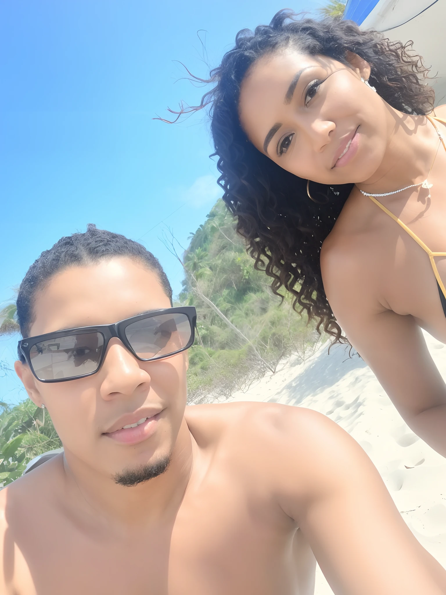 There is a short haired man with light brown eyes and a black woman with curly hair who are on the beach, na praia, na praia, na praia, na praia, em uma praia, foto de praia, vacation photo, em uma praia, em uma praia ensolarada, imagem de perfil, em um dia ensolarado, taken in the early 2020s, no oceano, ao sol