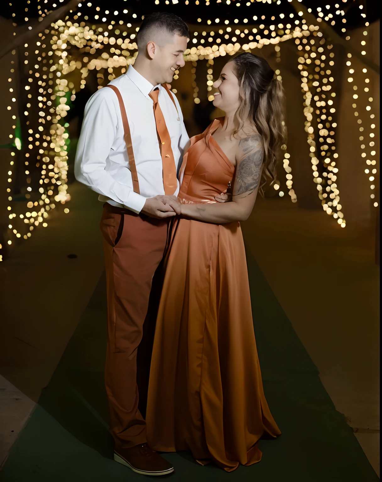 There's a man and a woman together in a room with lights, brilho quente das luzes, warm orange lighting, photo taken at night, Lovely couple, com luzes de rua laranja, noivos, Dramatic low lighting, Teal Orange Lighting, cortinas brilhantes, 🤬 🤮 💕 🎀, orange lighting, foto do casamento, orange jumpsuit, halo laranja