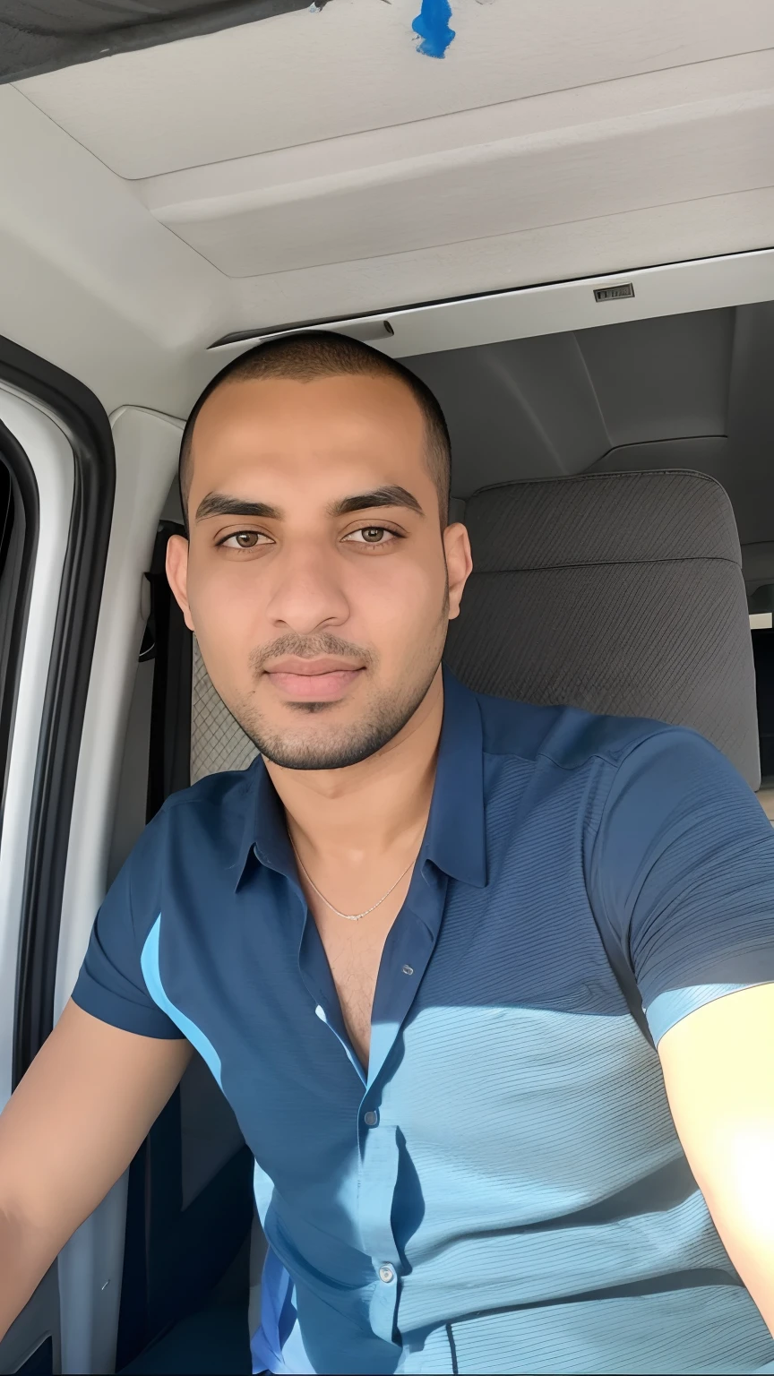 Homem de camisa azul sentado em uma van, Ahmad Merheb, saâdane afif, Amr Elshamy, Mohamed Chahin, Hicham Habchi, taken in the early 2020s, Alex, 3 2 anos, 2 8 anos, 2 7 anos, 2 9 anos, Mohamed Reda