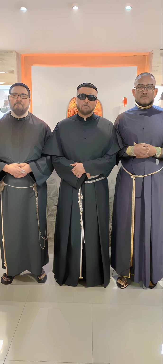 Three men in black robes next to each other, a partir da esquerda, vestindo vestes marrons, especial, Monges, wearing black robes, vestindo vestes escuras, vestindo vestes pretas e roxas, Vestidos Castanhos, Trindade, vestes cinzentas manchadas, Usando! Vestidos!! de prata, vestindo vestes verde-escuras, finalmente, vestes religiosas, album photo, Solis Sacerdotibus |