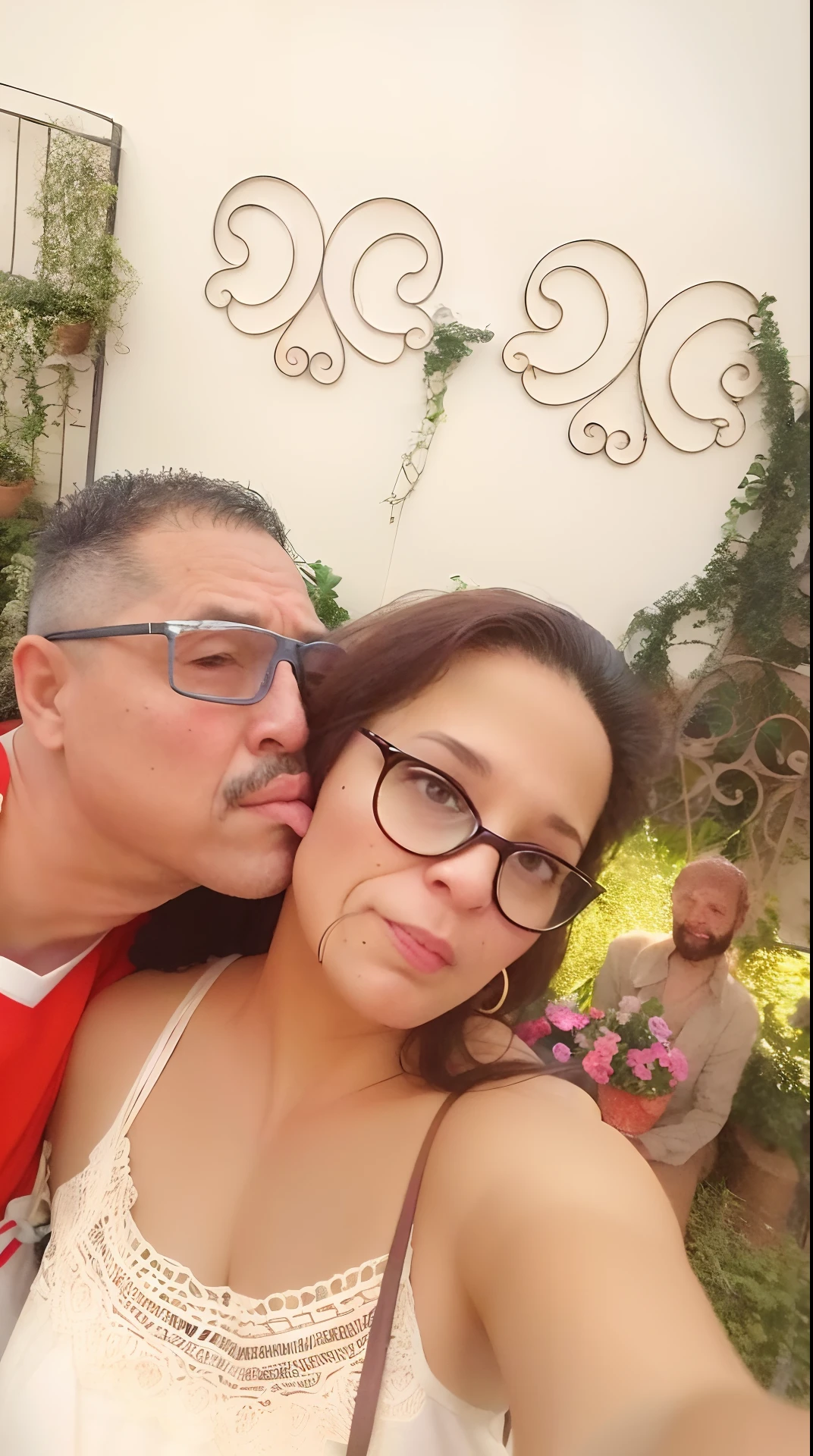 They are taking a selfie together in front of a garden, imagem de perfil, momma and papa, fotografia de perfil, Directed by: Nandor Soldier, muito definido, they are in love, Rear photograph, beijando juntos fofos, fotografia de perfil, Lovely couple, par, Foto realista, Directed by: Robert Combas, fotografia, Casal feliz