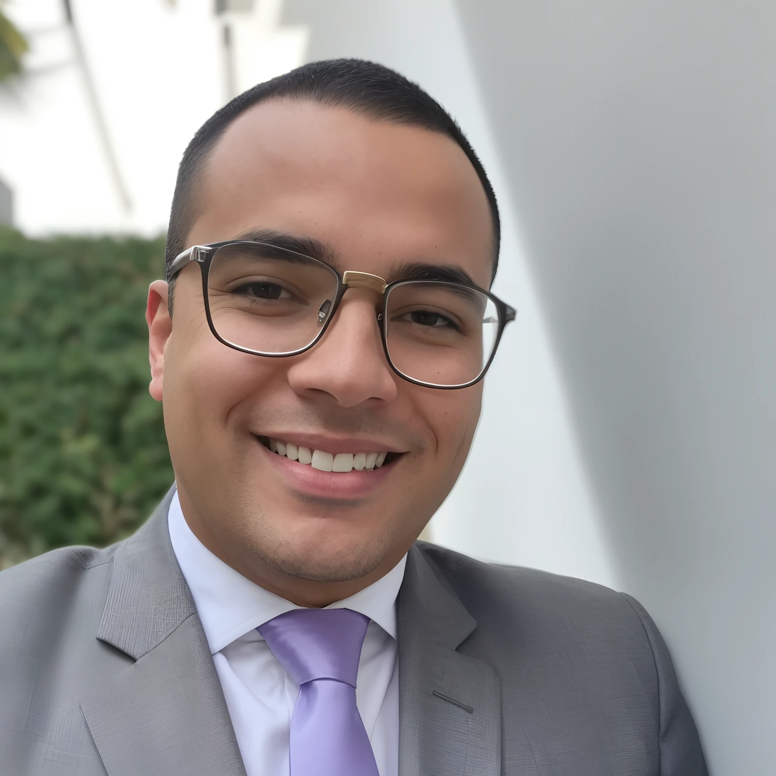 Smiling man in suit and tie standing in front of a white wall, foto de perfil headshot, foto de perfil profissional, imagem profissional, Cristiano Orrillo, andrew gonzalez, wearing a suit and glasses, Mohamed Chahin, andres rios, José Moncada, taken in the early 2020s, foto do perfil, Joel Torres, henry ascensio, david rios ferreira