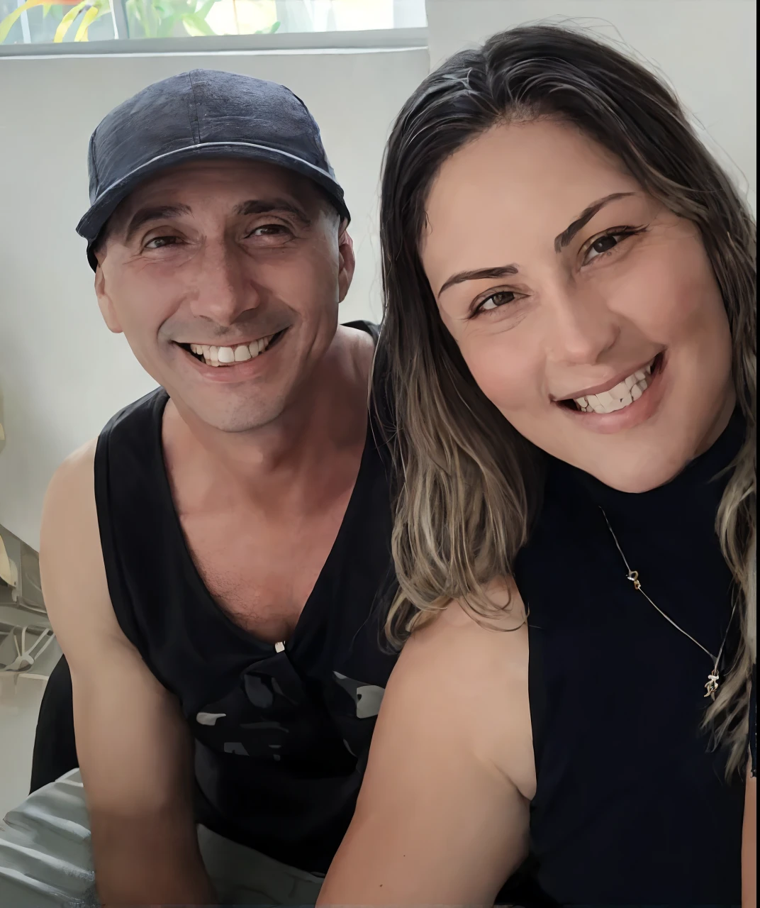 Homem e mulher sorridentes sentados um ao lado do outro em um quarto, Directed by: Nandor Soldier, imagem de perfil, andrea rocha, Malika Favre, Marischa Becker, david rios ferreira, both smiling for the camera, foto de perfil, instagram post, fernanda suarez, Karla Ortiz, Casal feliz, Millaise e Greg Rutkowski