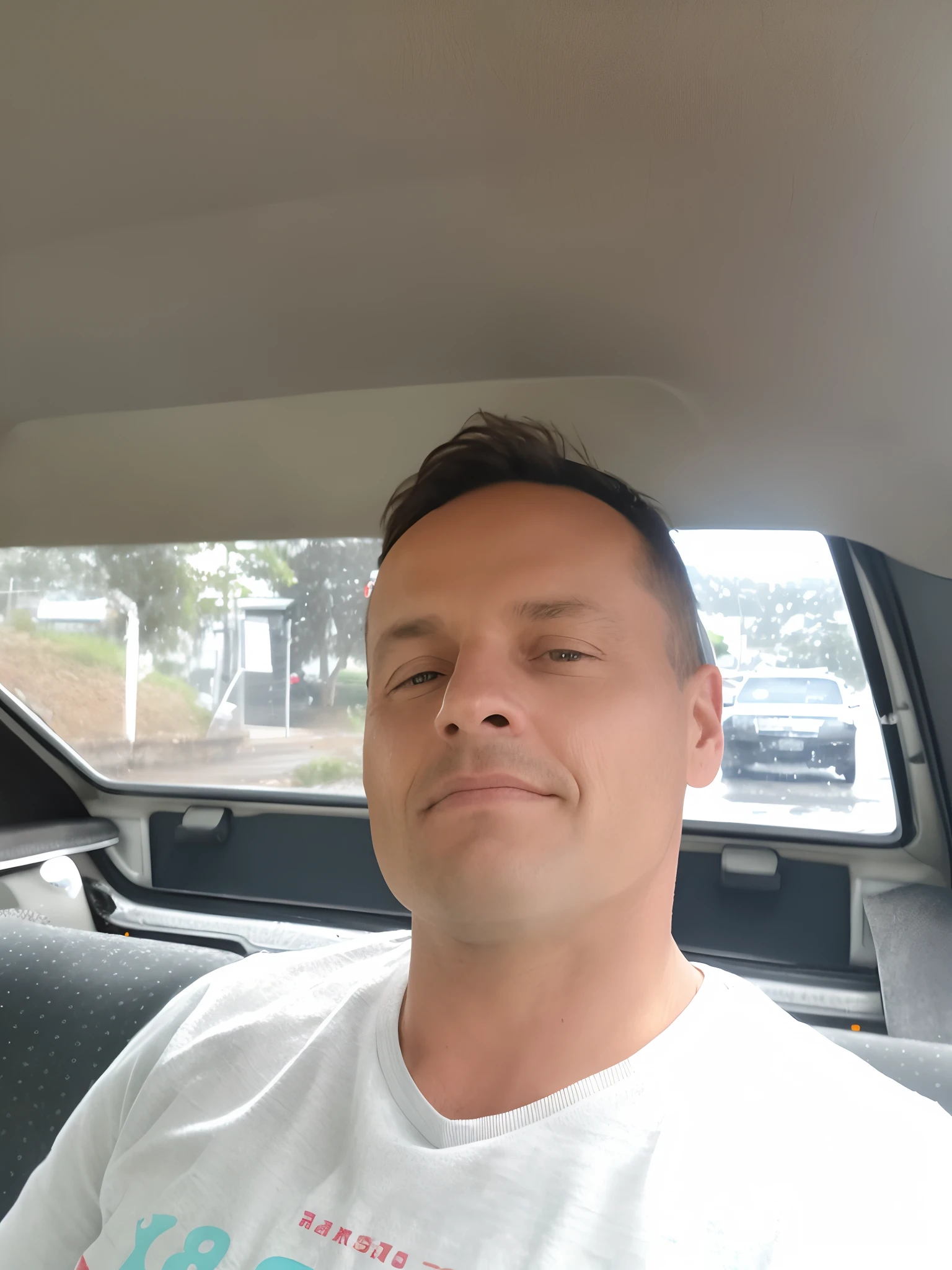 there is a man sitting in the back seat of a car, 3 6 anos, 38 anos, 3 2 anos, Homem de 4 0 anos, 35 anos, 3 5 anos, 4 5 I, 2 8 anos, 2 9 anos, (38 anos), Michal, 2 7 anos