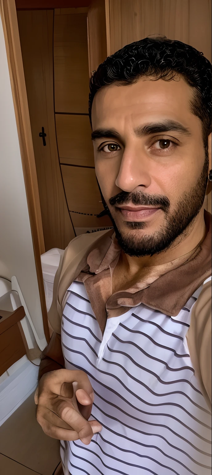 There's a man who's in a room with a cell phone, Homem de 4 0 anos, Mohamed Reda, cerca de 3 5 anos, Mohamed Chahin, sem barba, Riyahd Cassiem, 3 2 anos, 2 7 anos, imagem de qualidade muito baixa, Atef, 2 9 anos, Homens de 45 anos