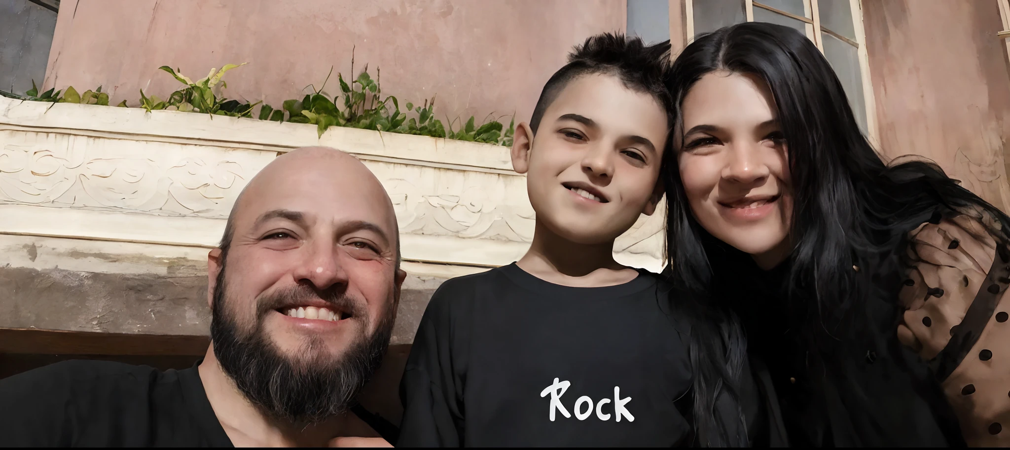 There are two people who are posing for a photo together, with a kid, Happy family, Family photo, imagem de perfil, fami, Foto do perfil, Fotografia tirada em 2 0 2 0, Foto do perfil, marido esposa e filho, goth family, foto retrato, family portrait, Postagem no Reddit, vencedor do concurso 2021, Divirta-se, arte mista, belos arredores
