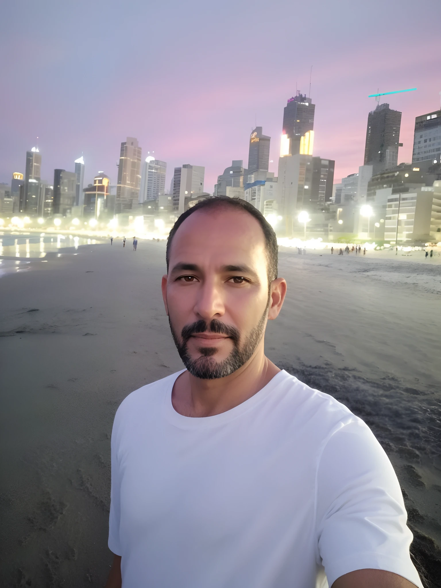 Homem de Arafed tirando uma selfie na praia com uma cidade ao fundo, Fotografia selfie 8k, Homem de 4 0 anos, on the beach at sunset, Homens de 45 anos, (38 anos), com uma cidade em segundo plano, during sunset, Cidade em segundo plano, david rios ferreira, selfie de um homem, standing near the beach