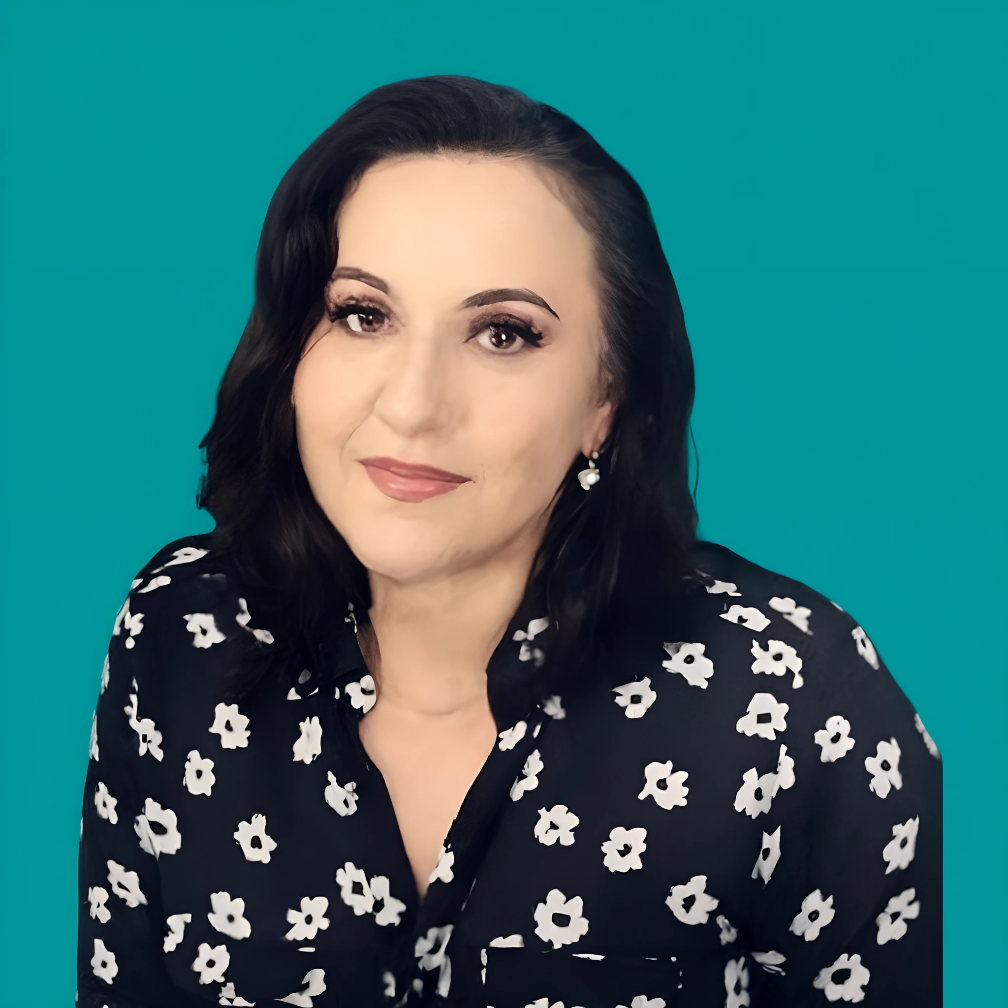 um close up de uma mulher com uma camisa preta e um fundo verde, Directed by: Winona Nelson, imagem de perfil, Retrato de Ana de la Reguera, Directed by: Lisa Milroy, foto de perfil headshot, inspired by Gina Pellón, foto headshot, Directed by: Jeka Kemp, imagem retrato, Lorena Avarez, Directed by: Arabella Rankin, Directed by: Meredith Dillman