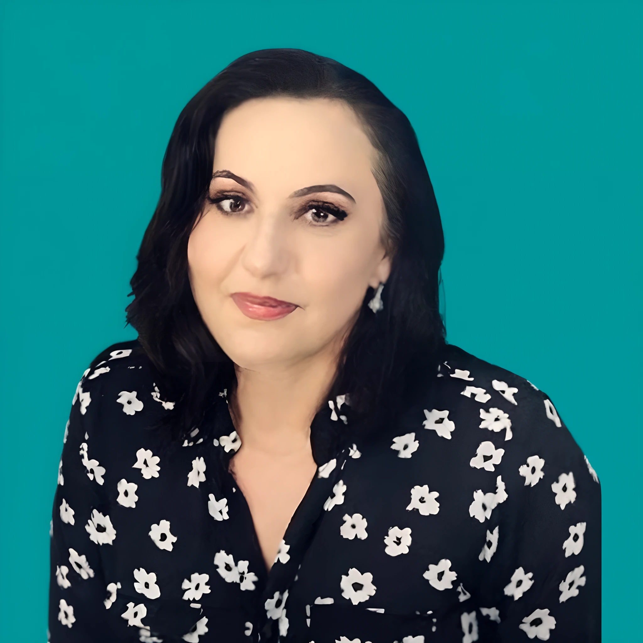 um close up de uma mulher com uma camisa preta e um fundo verde, Directed by: Winona Nelson, imagem de perfil, Retrato de Ana de la Reguera, Directed by: Lisa Milroy, foto de perfil headshot, inspired by Gina Pellón, foto headshot, Directed by: Jeka Kemp, imagem retrato, Lorena Avarez, Directed by: Arabella Rankin, Directed by: Meredith Dillman