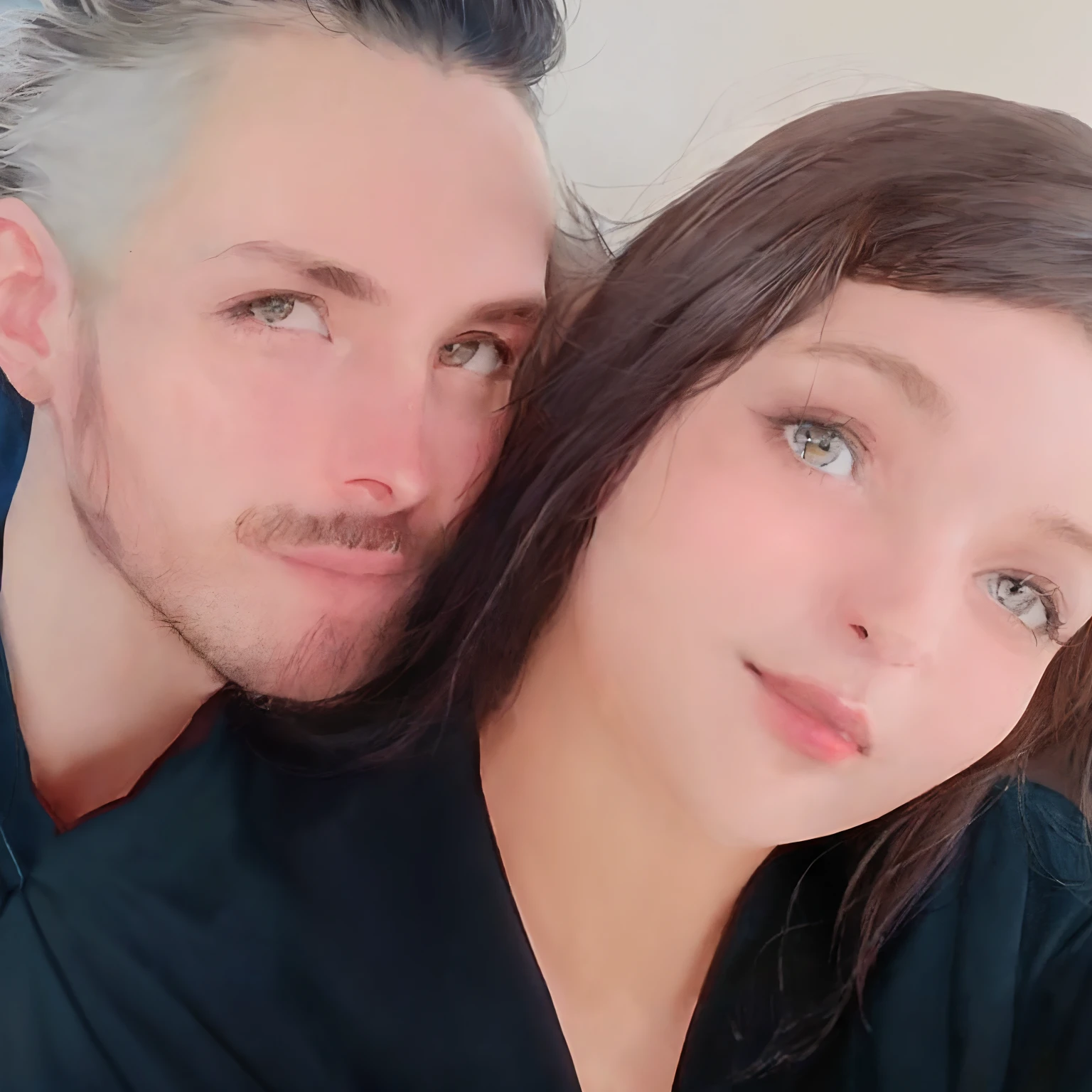 Homem e mulher posando para uma selfie em uma sala de estar, imagem de perfil, foto de perfil, foto de perfil, Madalena Radziej, taken in the early 2020s, Thomas Anthony e Malika Favre, Marischa Becker, # Oc, #Oc, LinkedIn, Andou na escola chatzipanagiotou, facebook post