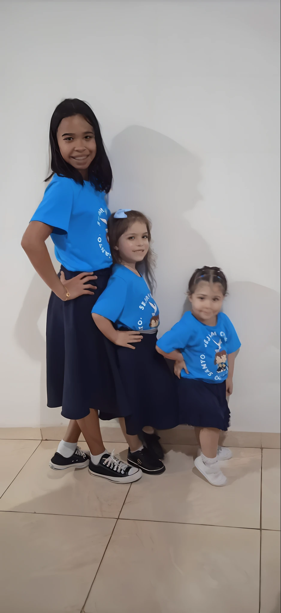 Three girls in blue shirts standing next to each other, Directed by: Nandor Soldier, modelagem para dulce e gabanna, by Amelia Peláez, Fotografia tirada em 2 0 2 0, roupas azuis, by Almeida Júnior, usando uniforme escolar, Uniforme escolar, Directed by: Márta Lacza, Directed by: Emerson Silva, Directed by: Ramon Silva