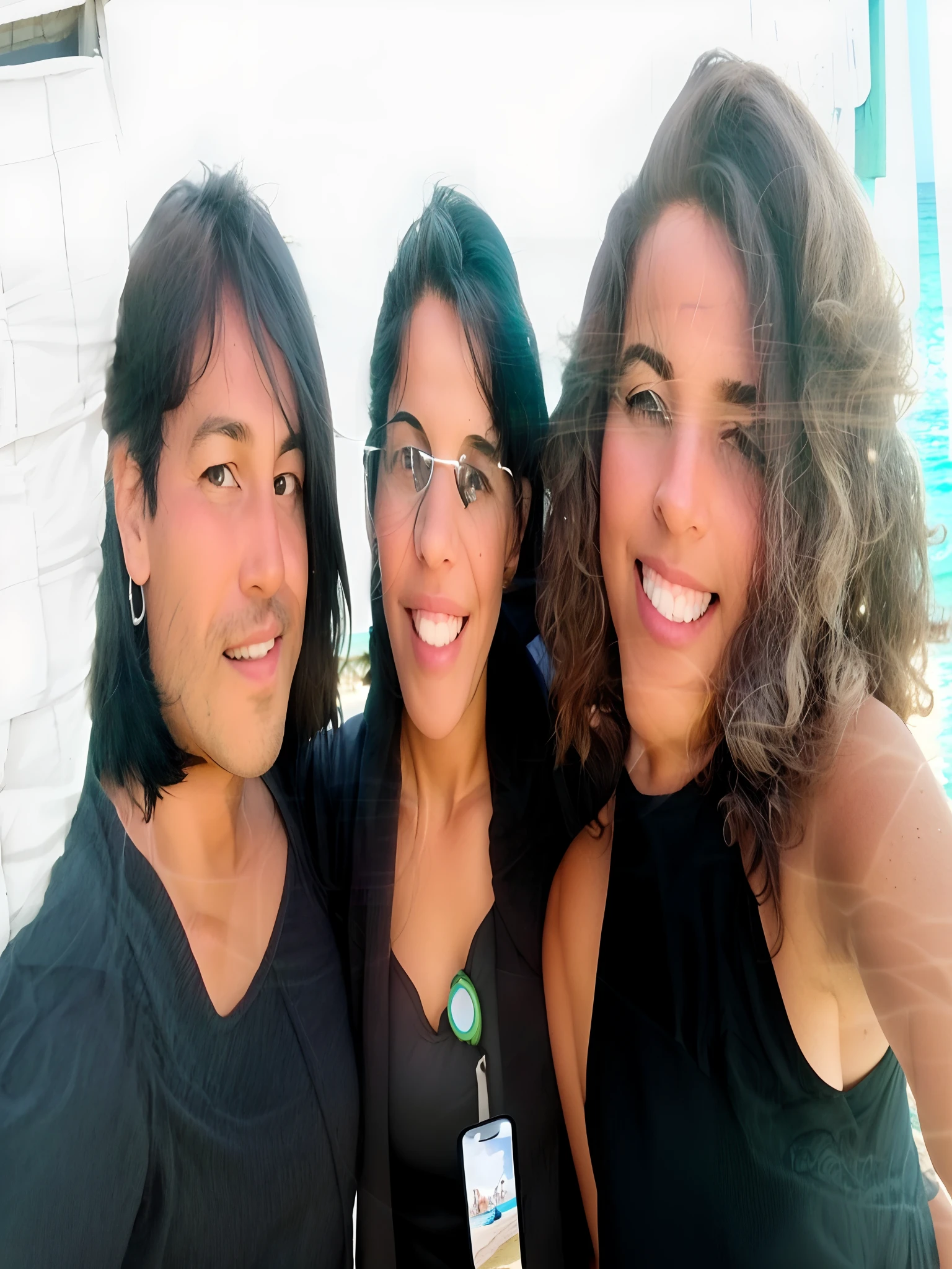 There are three people who are taking a selfie together, frente ao mar, Happy family, on seashore, foto Selfie, Aproveitando o Vento,e, no oceano, no mar, vacation photo