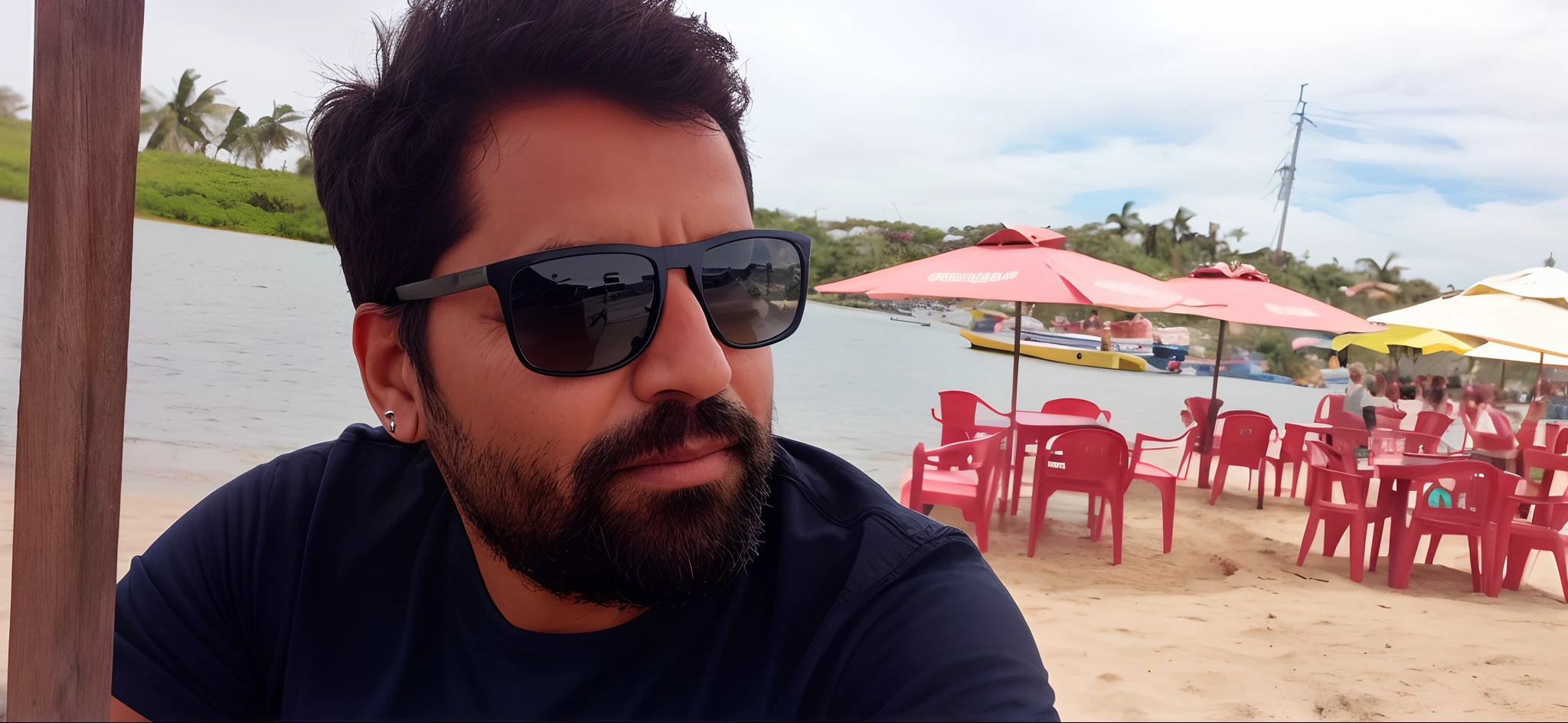 There's a man in sunglasses, barba curta e negra, 40 anos, pilotando uma moto custom na rota 66 durante uma tarde de sol.