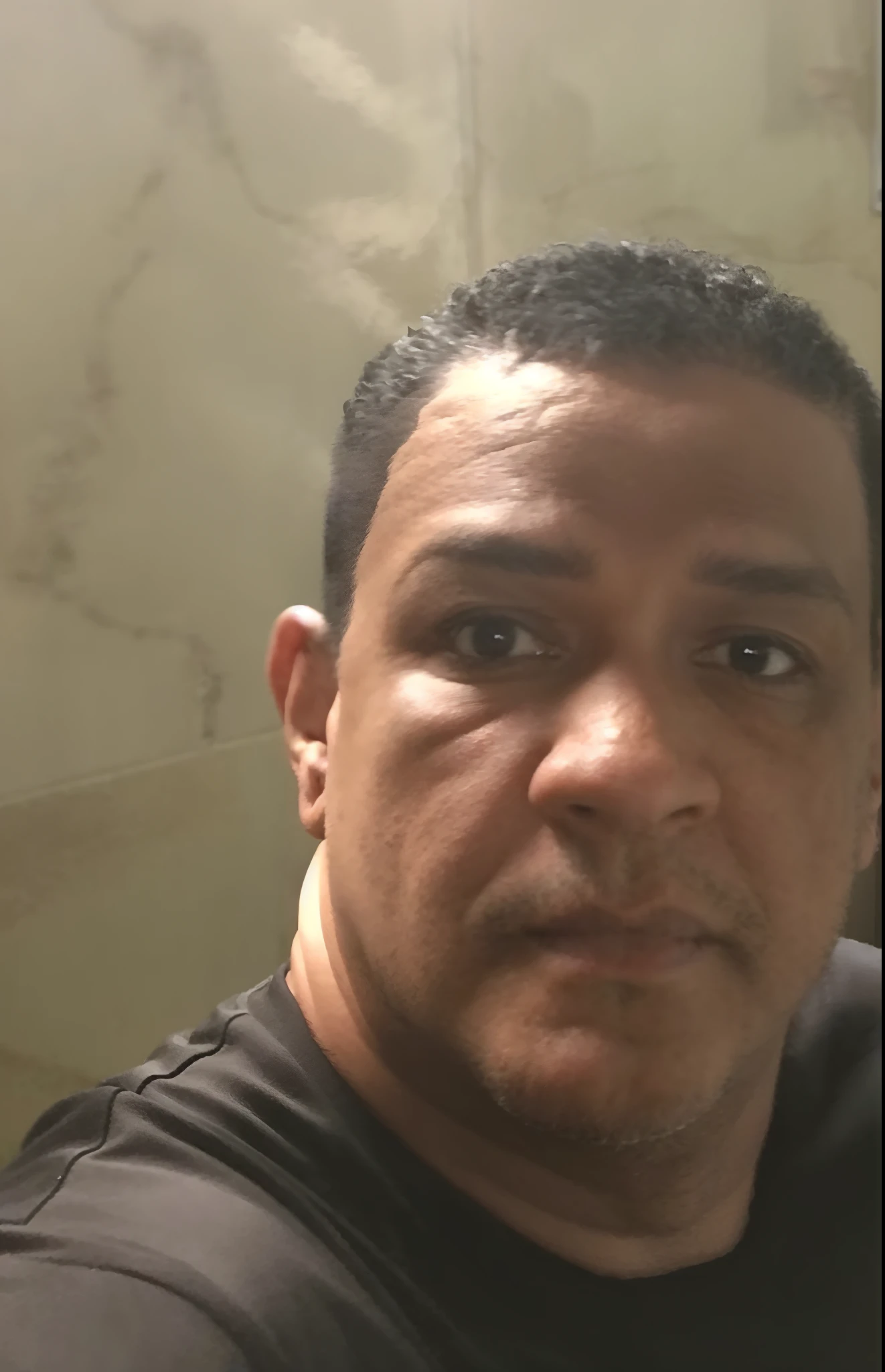there is a man taking a selfie in a bathroom mirror, Ronaldo Nazario Fenomeno, Homens de 45 anos, david rios ferreira, imagem de perfil, Homem de 4 0 anos, Ronaldo Nazario, cerca de 3 5 anos, edu souza, foto do perfil, icaro carvalho, Homem de 5 0 anos, taken in the early 2020s