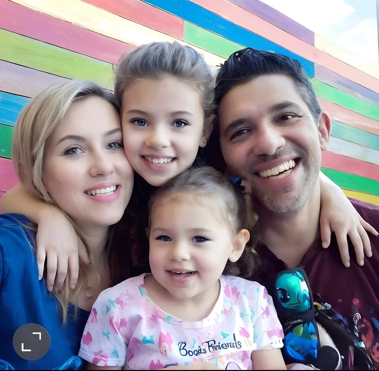 There are three people and a posing for a photograph, imagem de perfil, fotografia de perfil, Family photo, Happy family, Jose Miguel Romano Francisca, Foto realista, fotografia do perfil, fotografia retrato, family portrait, david rios ferreira, Directed by: Nandor Soldier, 1614572159, fotografia de perfil, fotografia, Marischa Becker