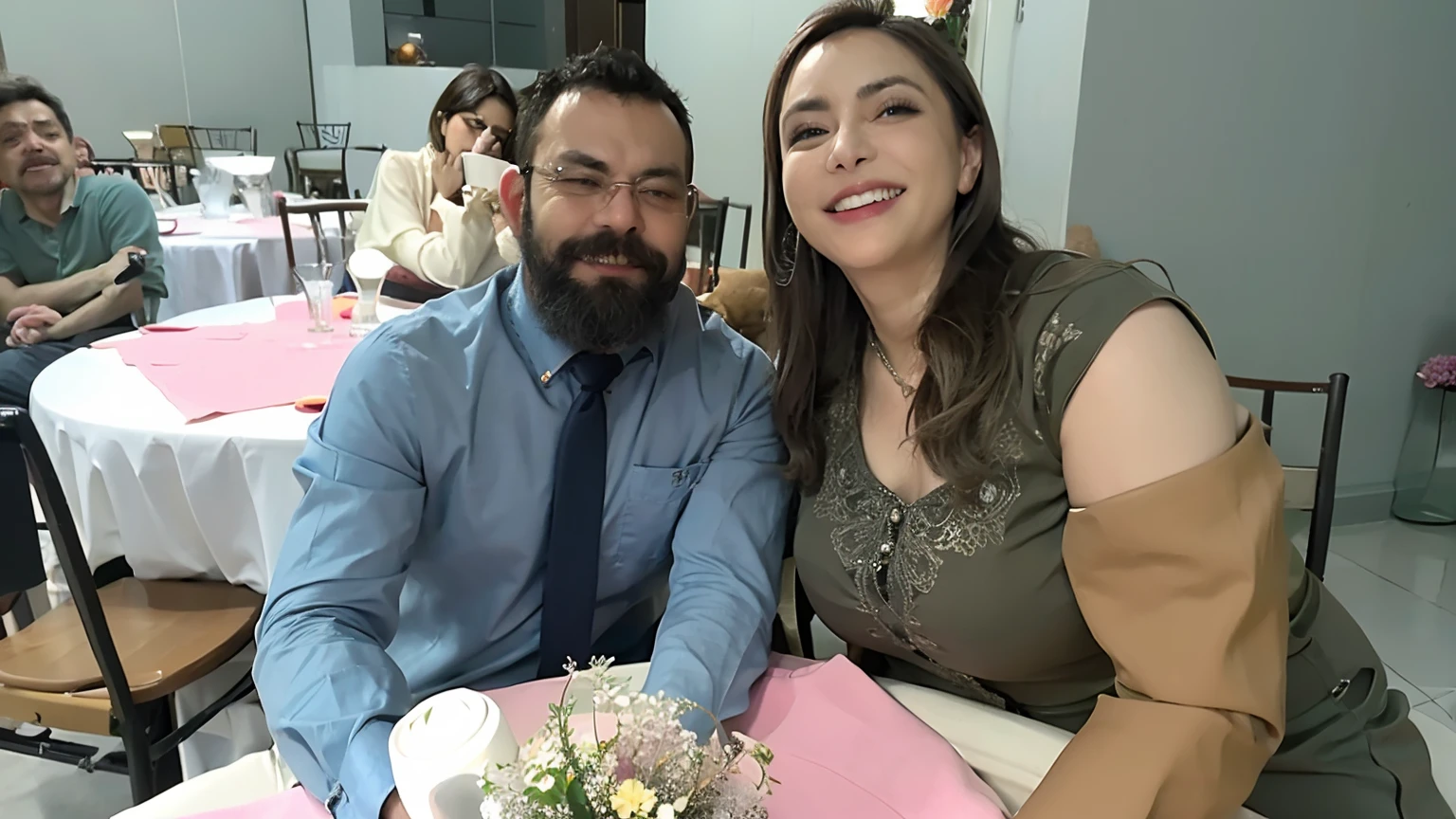 Smiling couple sitting at table with cake and flowers in front of them, Casal feliz, he is! cerca de 3 0 anos de idade, Directed by: Nandor Soldier, imagem de perfil, Lovely couple, ele tem 3 5 anos, Alarcon Cartunista, ele tem cerca de 3 0 anos de idade, ele tem cerca de 30 anos, imagem de qualidade muito baixa