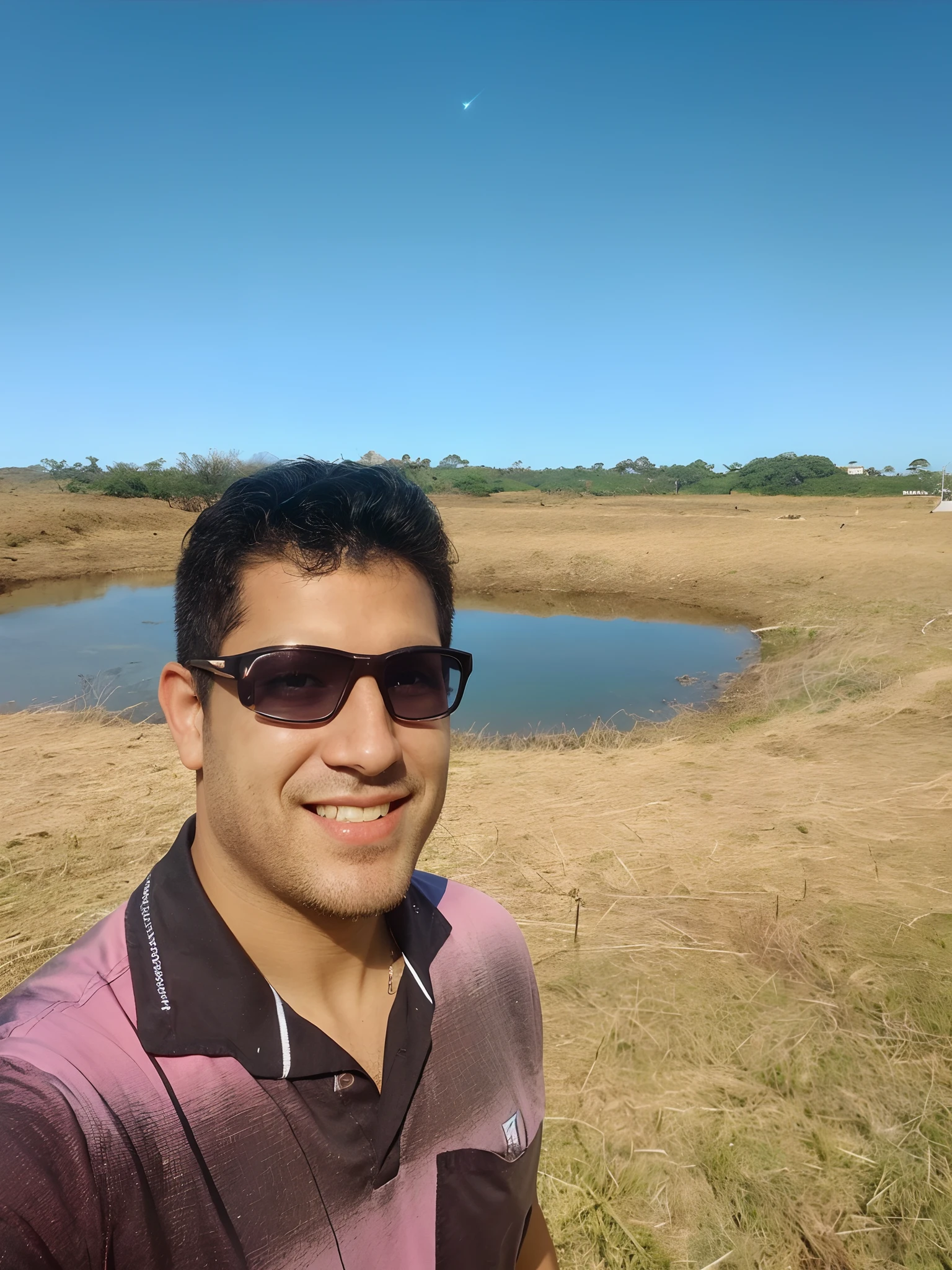 1menina pele escura, seios pequenos, wears thick-framed glasses that highlight his facial features, com cabelos curtos, rabo de cavalo e cinza, camisa prateada, Por baixo da camisa, ela veste outra camisa justa, with details in vibrant colors reminiscent of the stars and planets of outer space, e uma saia azul botas de cano alto com solado antiderrapante,