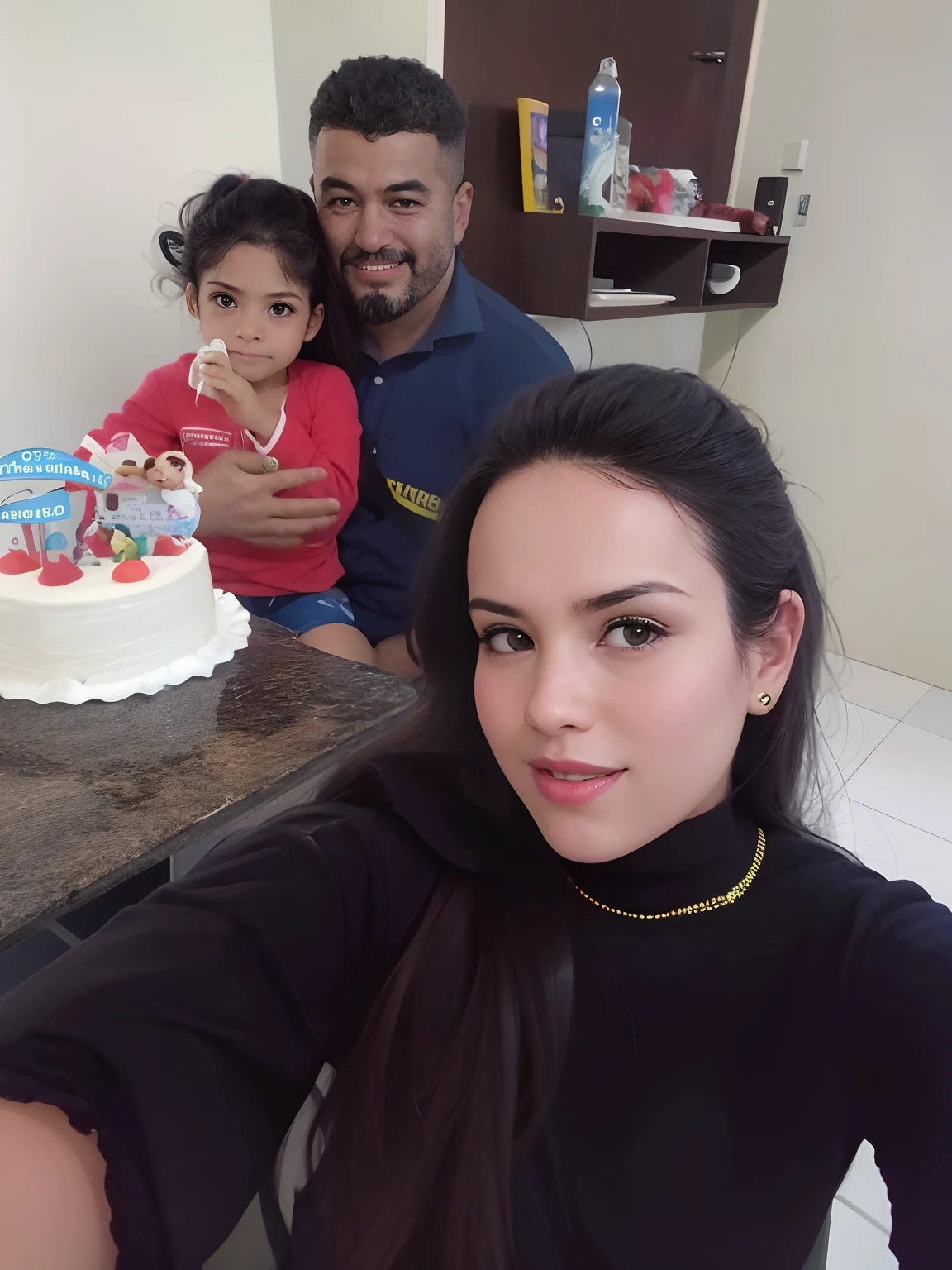 There's a woman taking a selfie with her family, 3 5 year brazilian mother, imagem de perfil, Happy family, Mulher de 30 anos, 3 0 anos de idade mulher, imagem de qualidade muito baixa, In Sao Paulo, foto do perfil, Directed by: Nandor Soldier, cerca de 3 5 anos, 2 anos, Imagens, foto de perfil, imagem do avatar