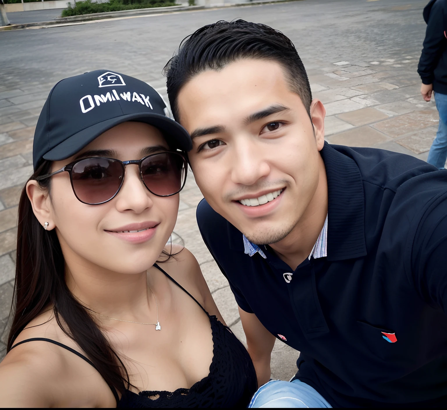 They are posing for a photo in front of a city, imagem de perfil, imagem de qualidade muito baixa, foto de perfil, foto do perfil, Fotografia tirada em 2 0 2 0, Retrato de duas pessoas, taken in the early 2020s, Postagem no Reddit, Ayanamikodon e Irakli Nadar, Lovely couple, david rios ferreira, par