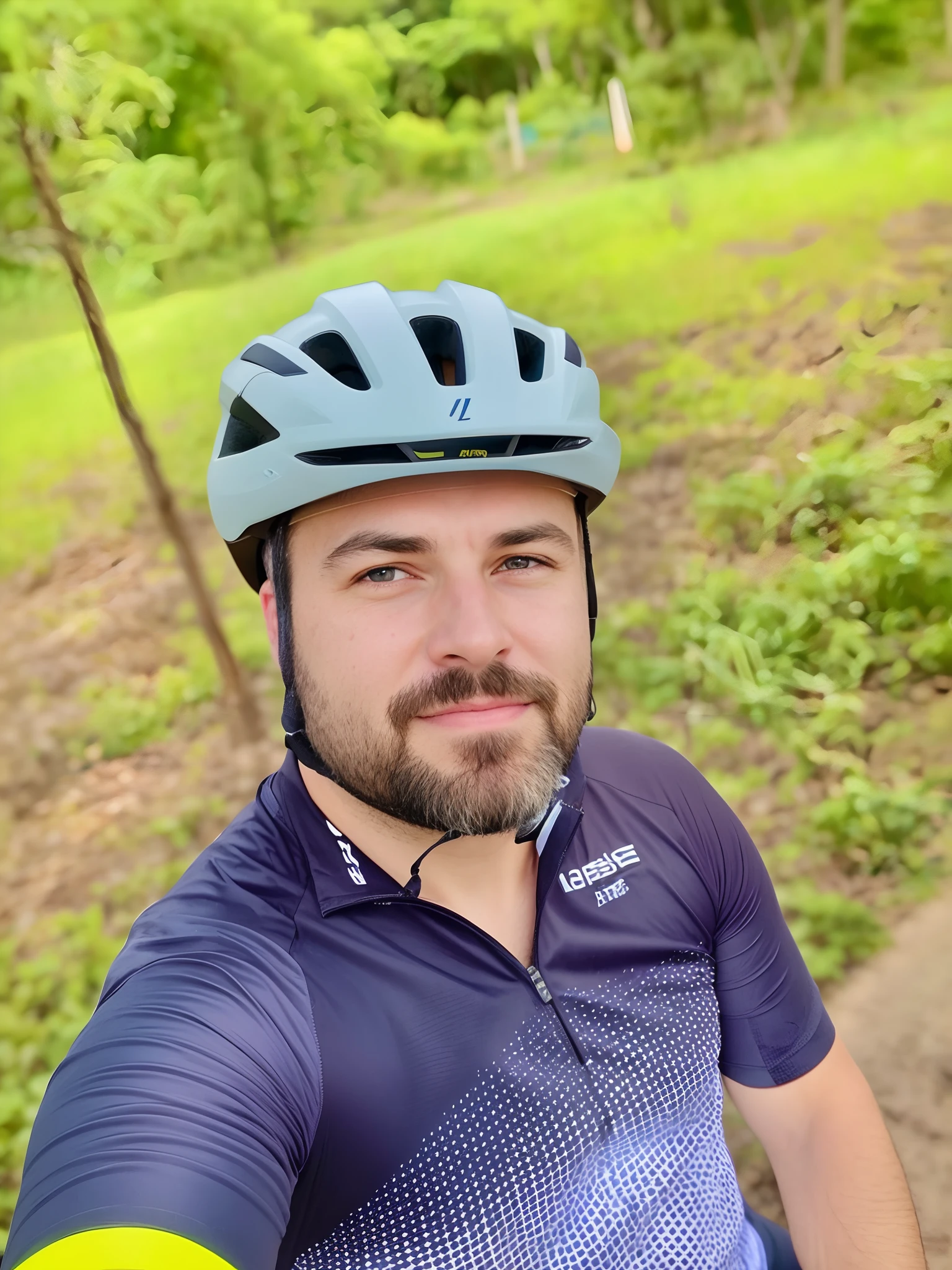 Homem de capacete tirando uma selfie com um frisbee, sem capacete, usando capacete, imagem de perfil, capacete de bicicleta de montanha, capacete de bicicleta de estrada, usando capacete, capacete ligado, usando um capacete redondo, com um parque ao fundo, imagem do avatar, em frente a um fundo de floresta, Fotografia selfie 8k, against the backdrop of trees, ciclismo!!