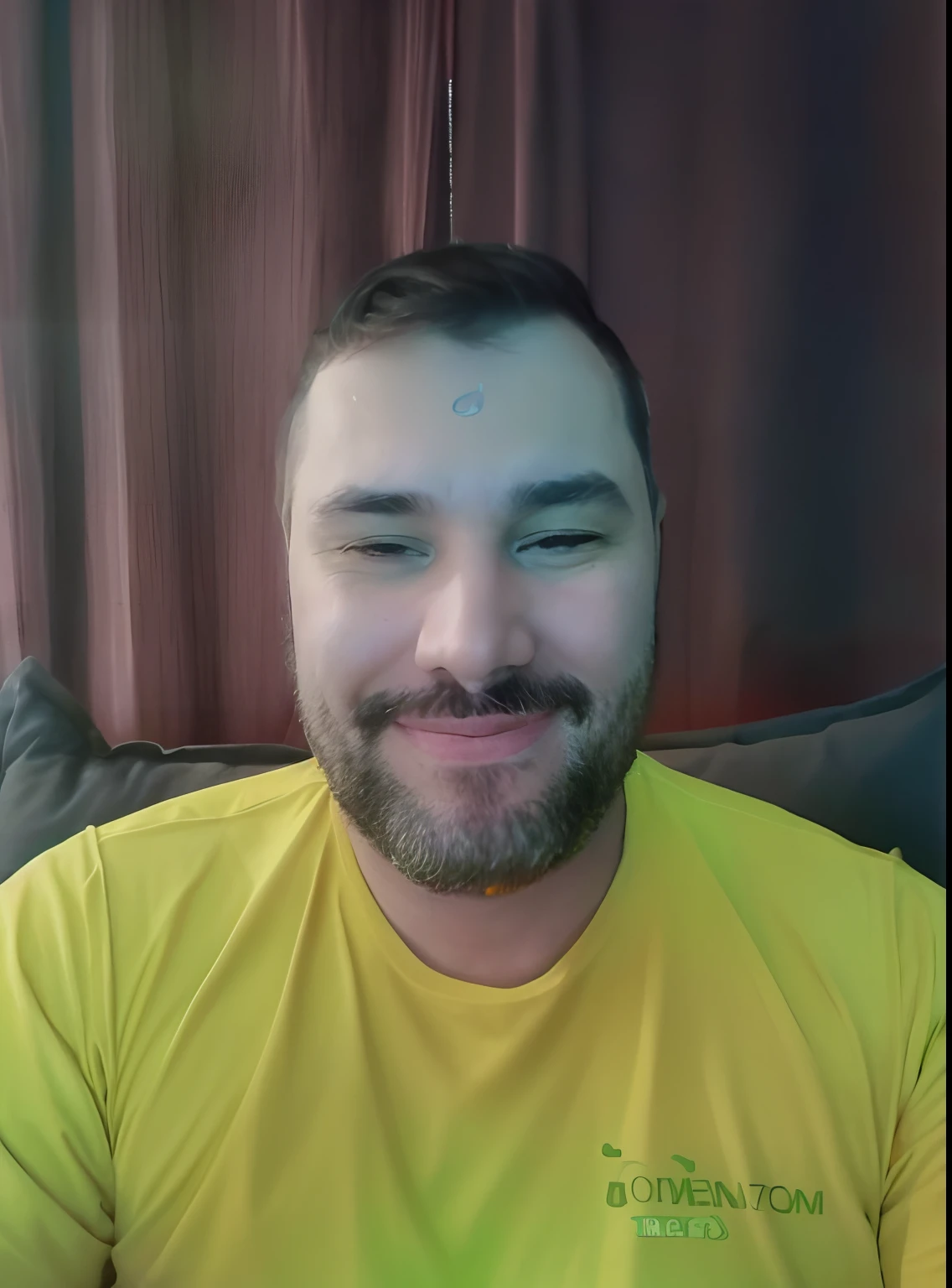 Man with beard and yellow shirt sitting on a sofa, cerca de 3 5 anos, (38 anos), 3 6 anos, rosto suado, Fotografia selfie 8k, 3 2 anos, 38 anos, Homem de 4 0 anos, muito ligeiramente sorridente, Streamer do Twitch / Jogador Ludwig, ligeiro restolho, foto de perfil profissional